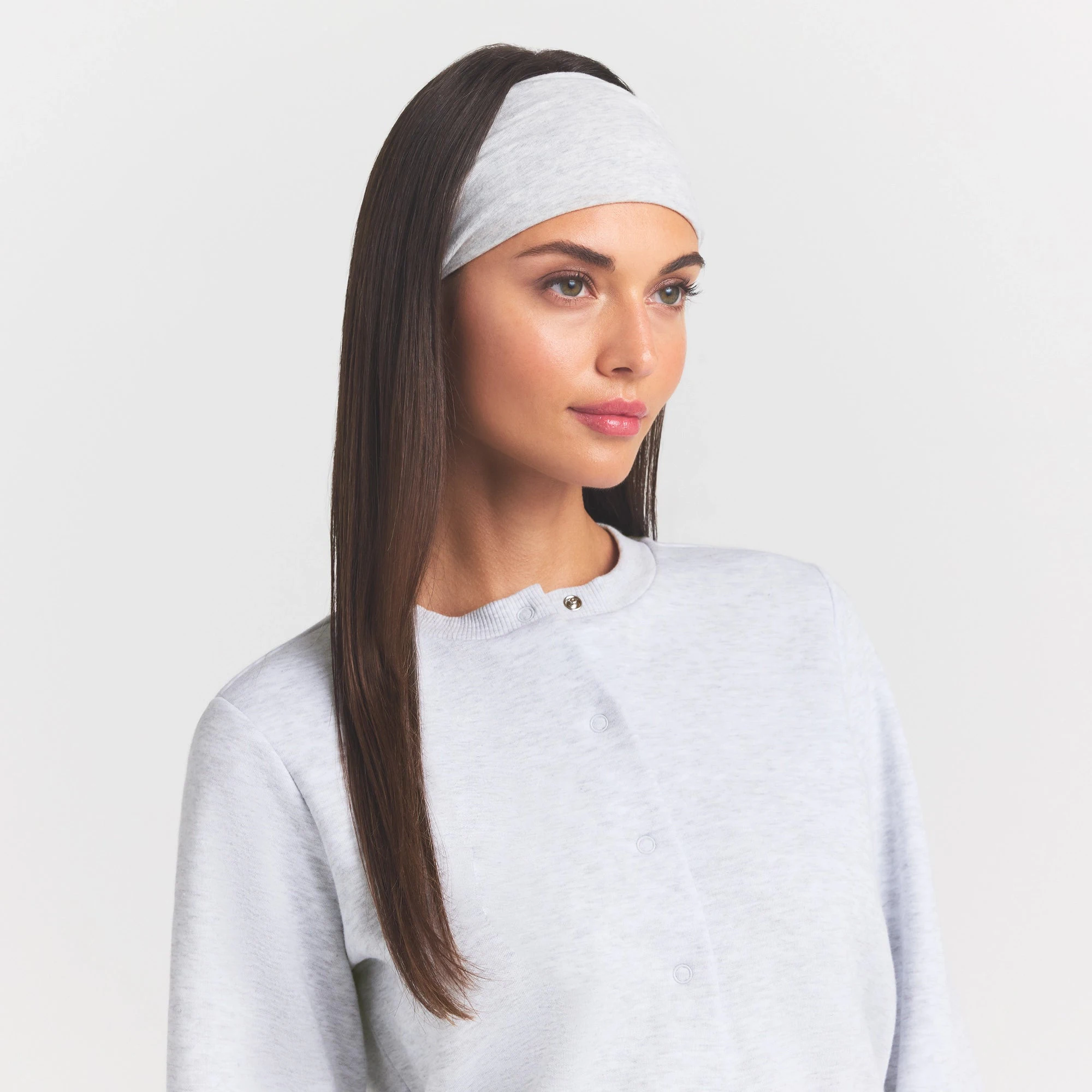 COTTON JERSEY WIDE HEADBAND | LIGHT HEATHER GREY ON A MODEL SIDE VIEW @ | FOCUS: 0.0, 1.0, 0.9