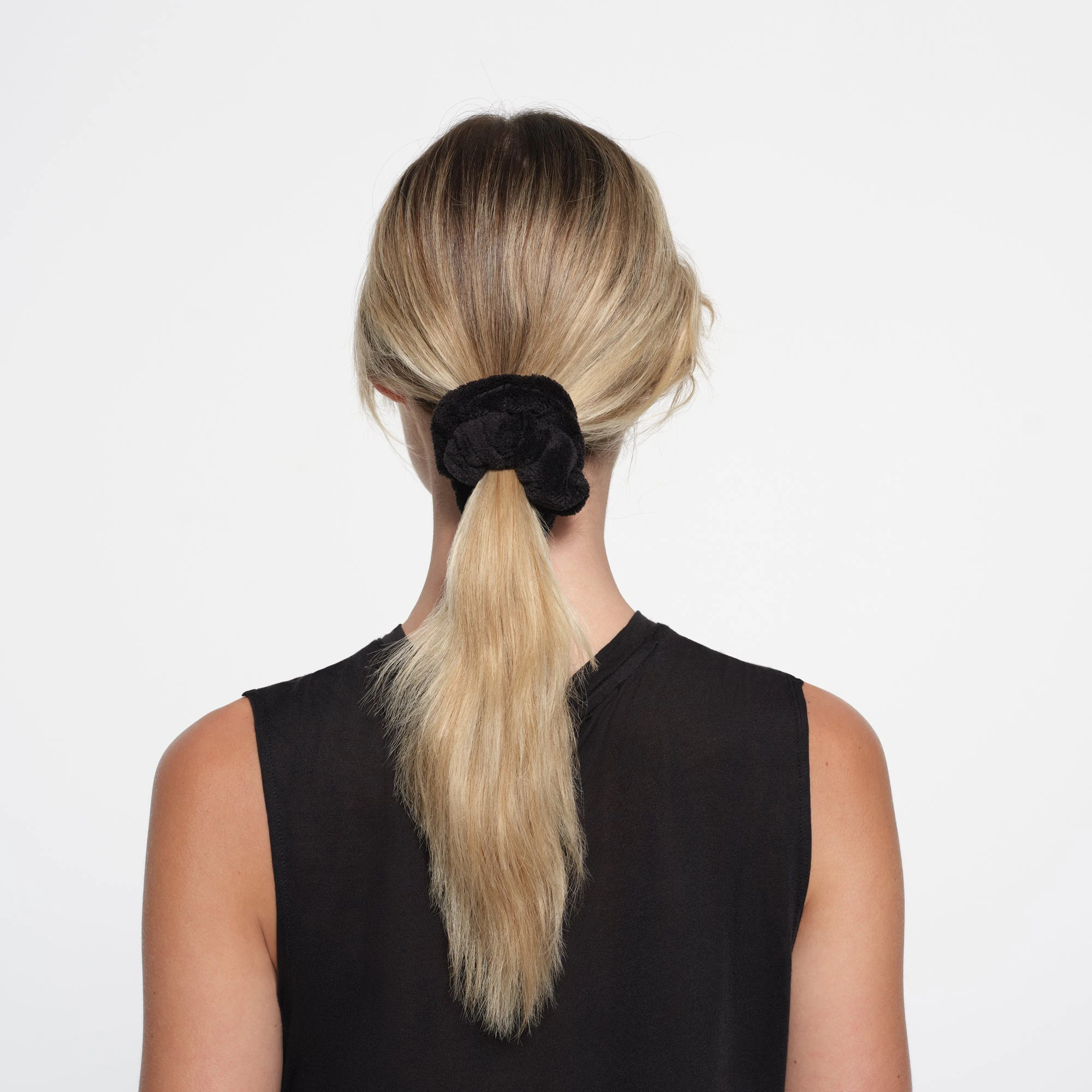 MIRCO FIBER SCRUNCHIE SET | ONYX ON A MODEL BACK VIEW