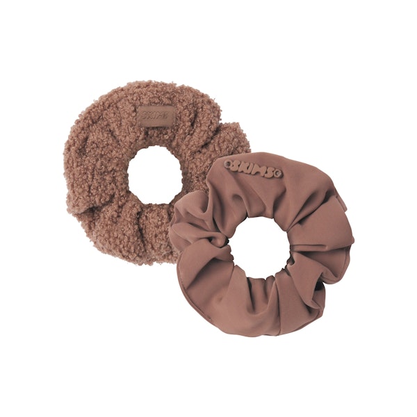 GETTING READY ACCESSORIES TEDDY AND NYLON SCRUNCHIE 2-PACK | SIENNA FLAT ON A WHITE BACKGROUND | FLT