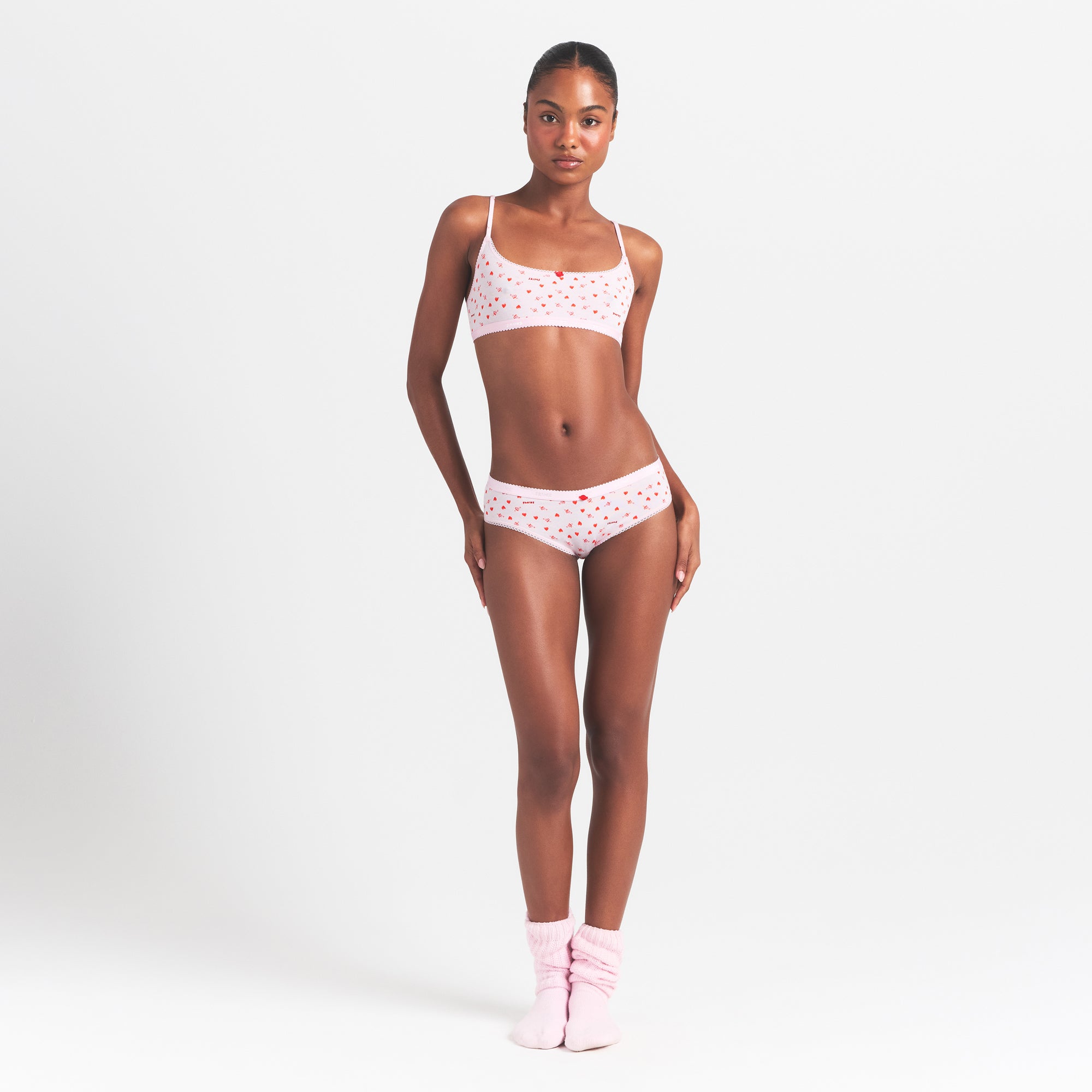 LIGHTWEIGHT COTTON LOGO PICOT HIPSTER | BABY PINK ARROWED HEARTS ON A MODEL FRONT VIEW @ | FOCUS: 0.0, 1.0, 0.9