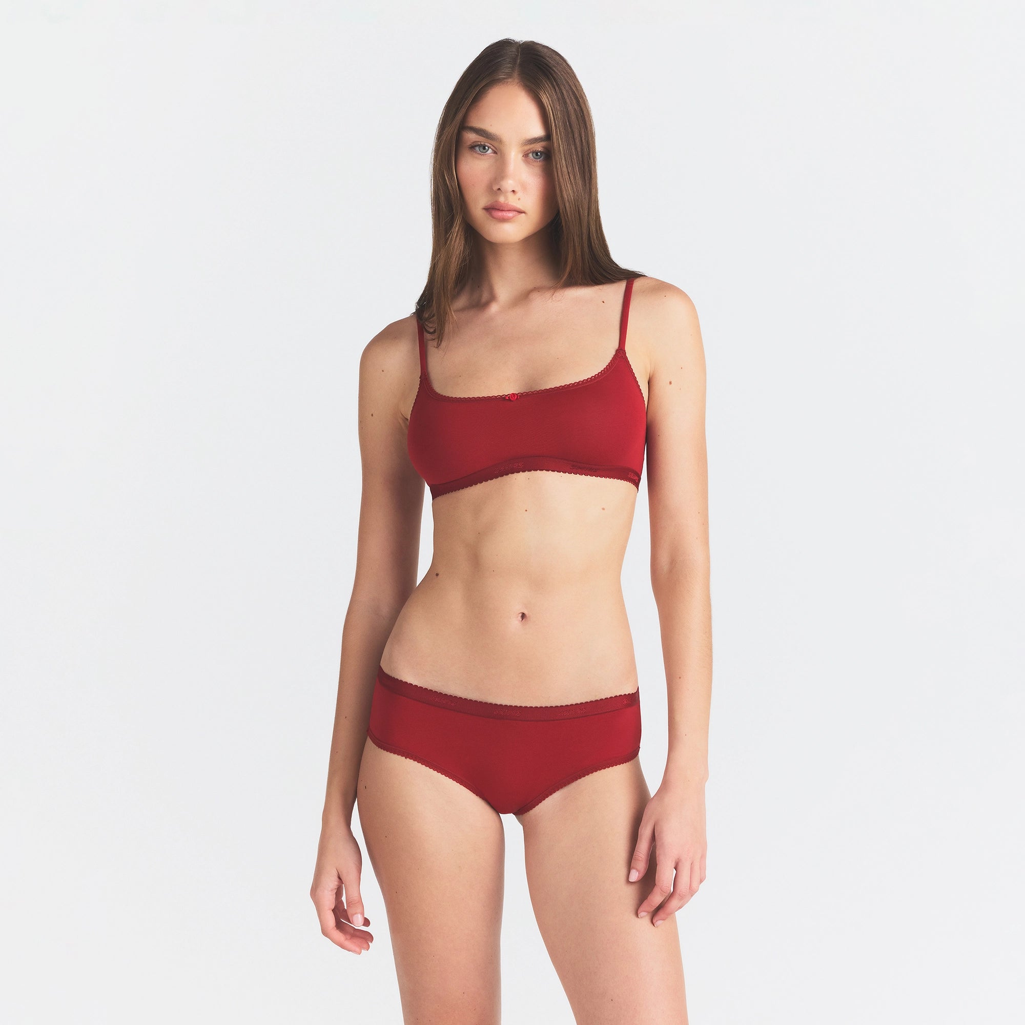 LIGHTWEIGHT COTTON LOGO PICOT HIPSTER | BRICK TONAL ON A MODEL FRONT VIEW @ | FOCUS: 0.0, 1.0, 0.9