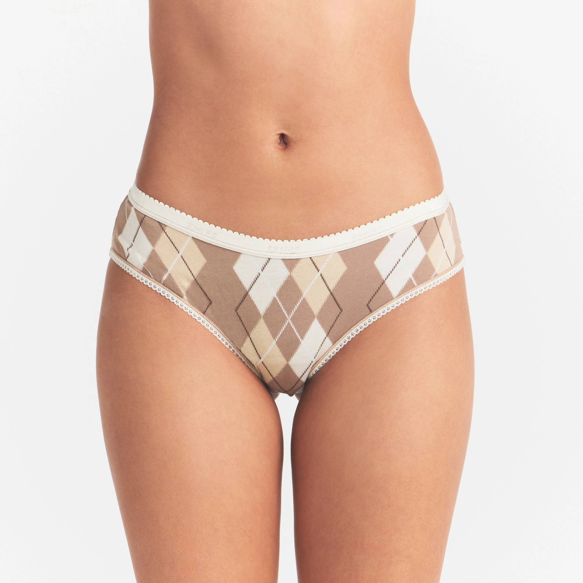 LIGHTWEIGHT COTTON LOGO PICOT HIPSTER | CAFE ARGYLE PRINT ON A MODEL SIDE VIEW @ | FOCUS: 0.0, 1.0, 0.9
