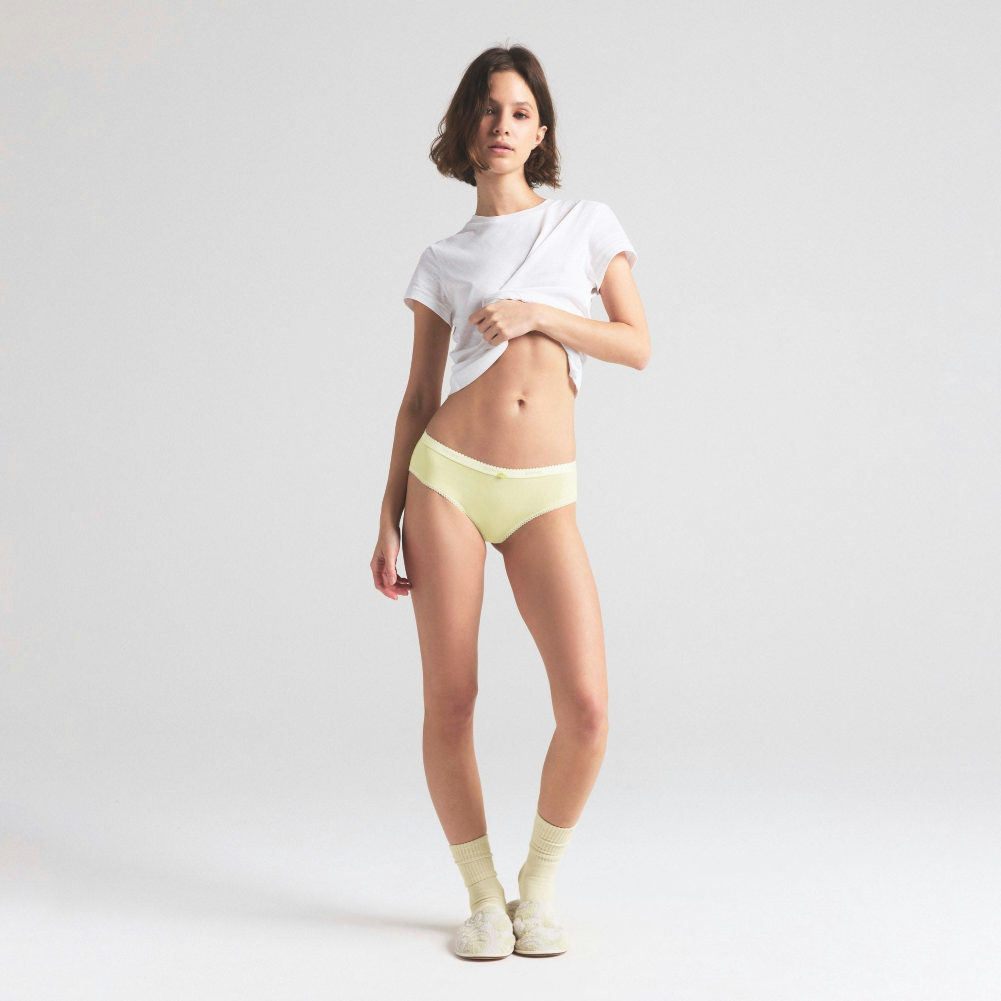 LIGHTWEIGHT COTTON LOGO PICOT HIPSTER | CITRON ON A MODEL FRONT VIEW | FOCUS: 0.0, 1.0, 0.9