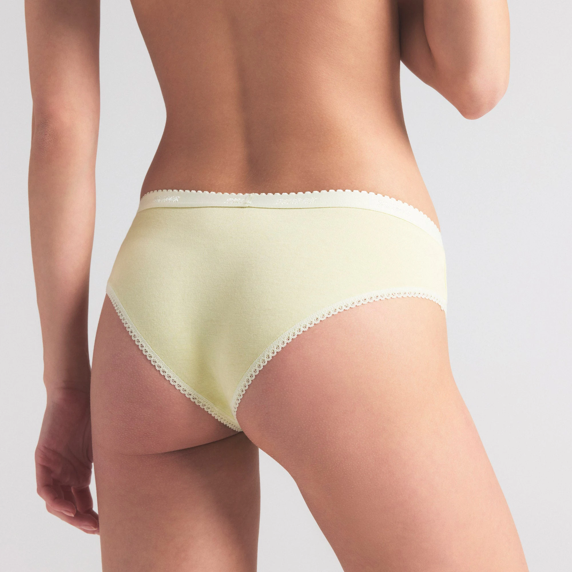 LIGHTWEIGHT COTTON LOGO PICOT HIPSTER | CITRON ON A MODEL SIDE VIEW | FOCUS: 0.0, 1.0, 0.9