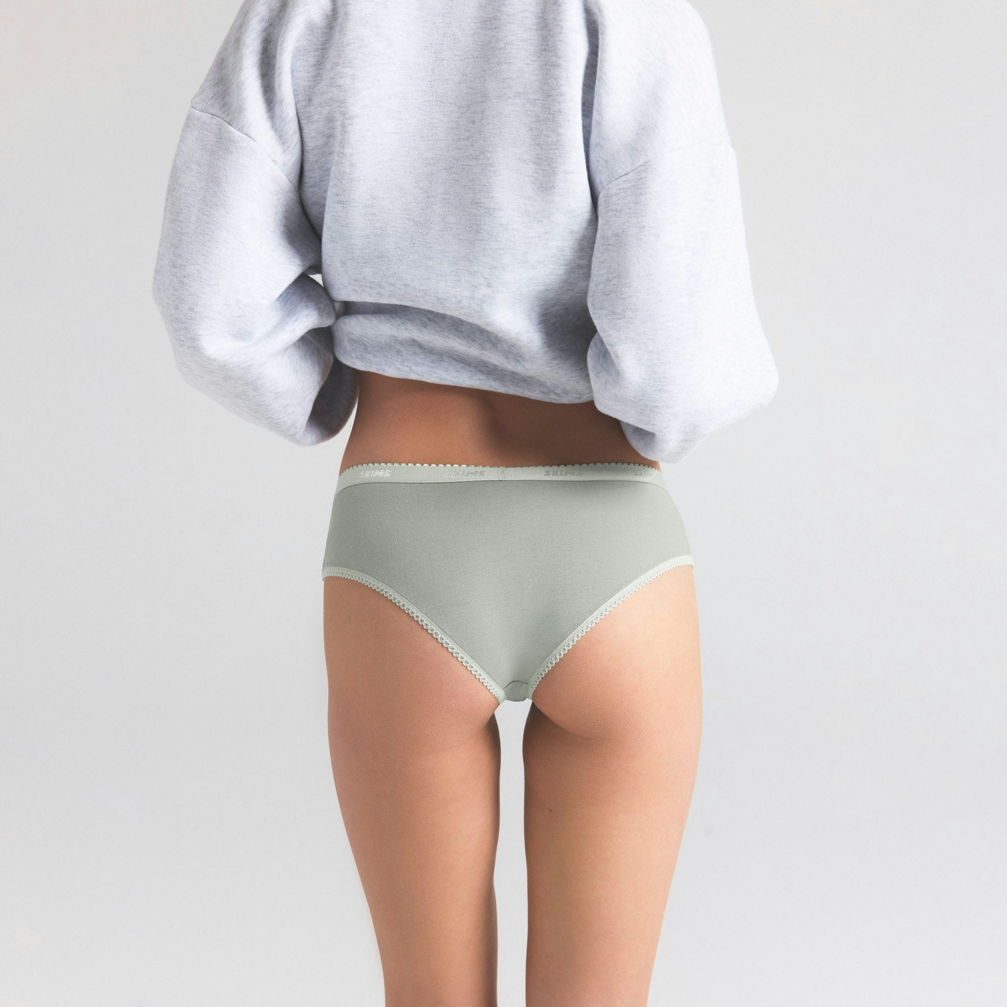 LIGHTWEIGHT COTTON LOGO PICOT HIPSTER | MINERAL ON A MODEL SIDE VIEW | FOCUS: 0.0, 1.0, 0.9