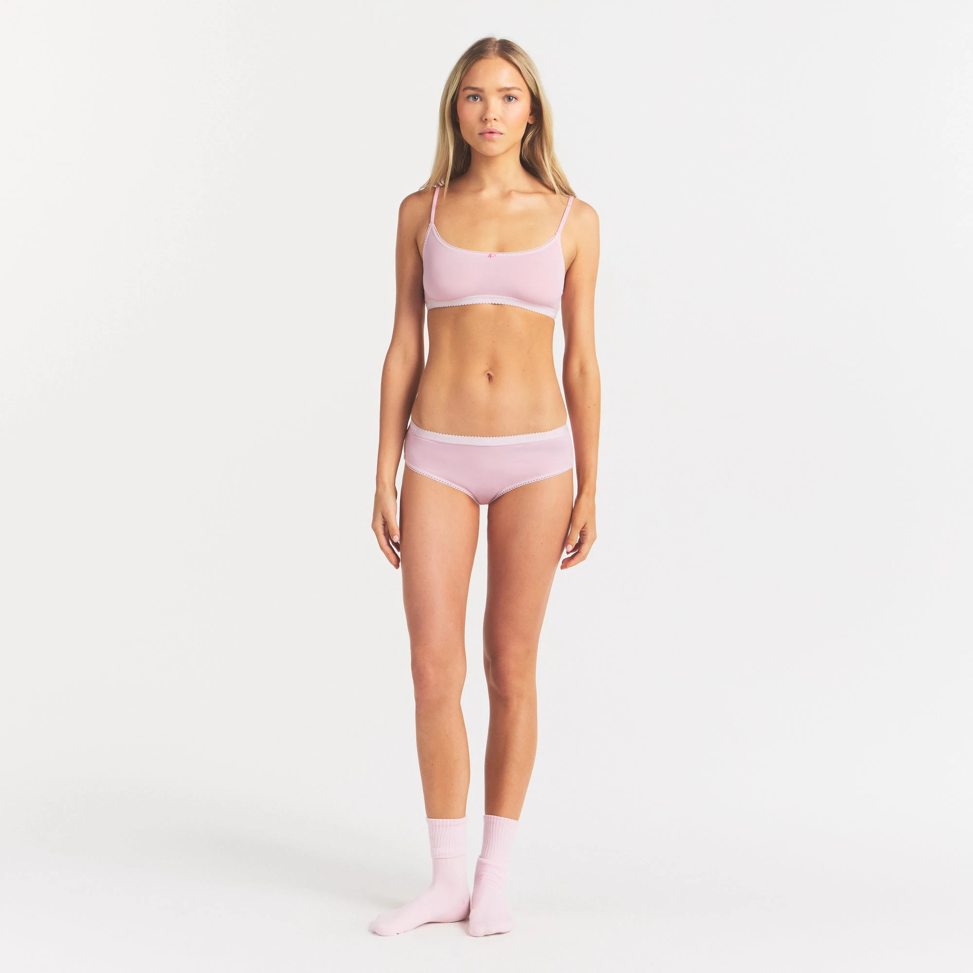 LIGHTWEIGHT COTTON LOGO PICOT HIPSTER | PEONY ON A MODEL FRONT VIEW