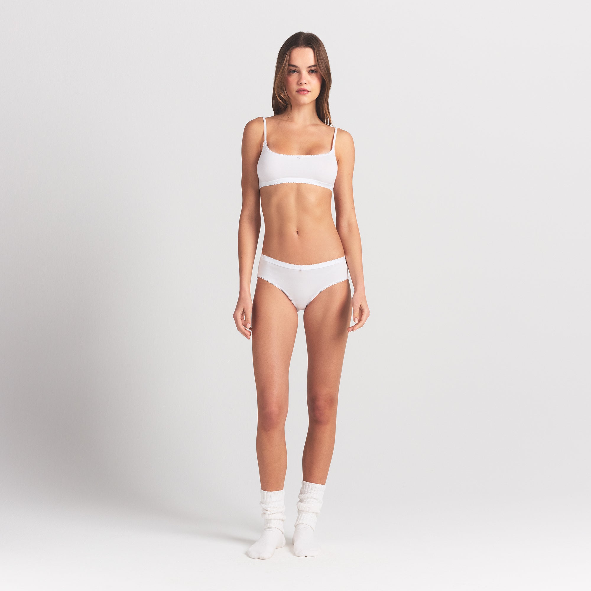 LIGHTWEIGHT COTTON LOGO PICOT HIPSTER | SNOW ON A MODEL FRONT VIEW @ | FOCUS: 0.0, 1.0, 0.9