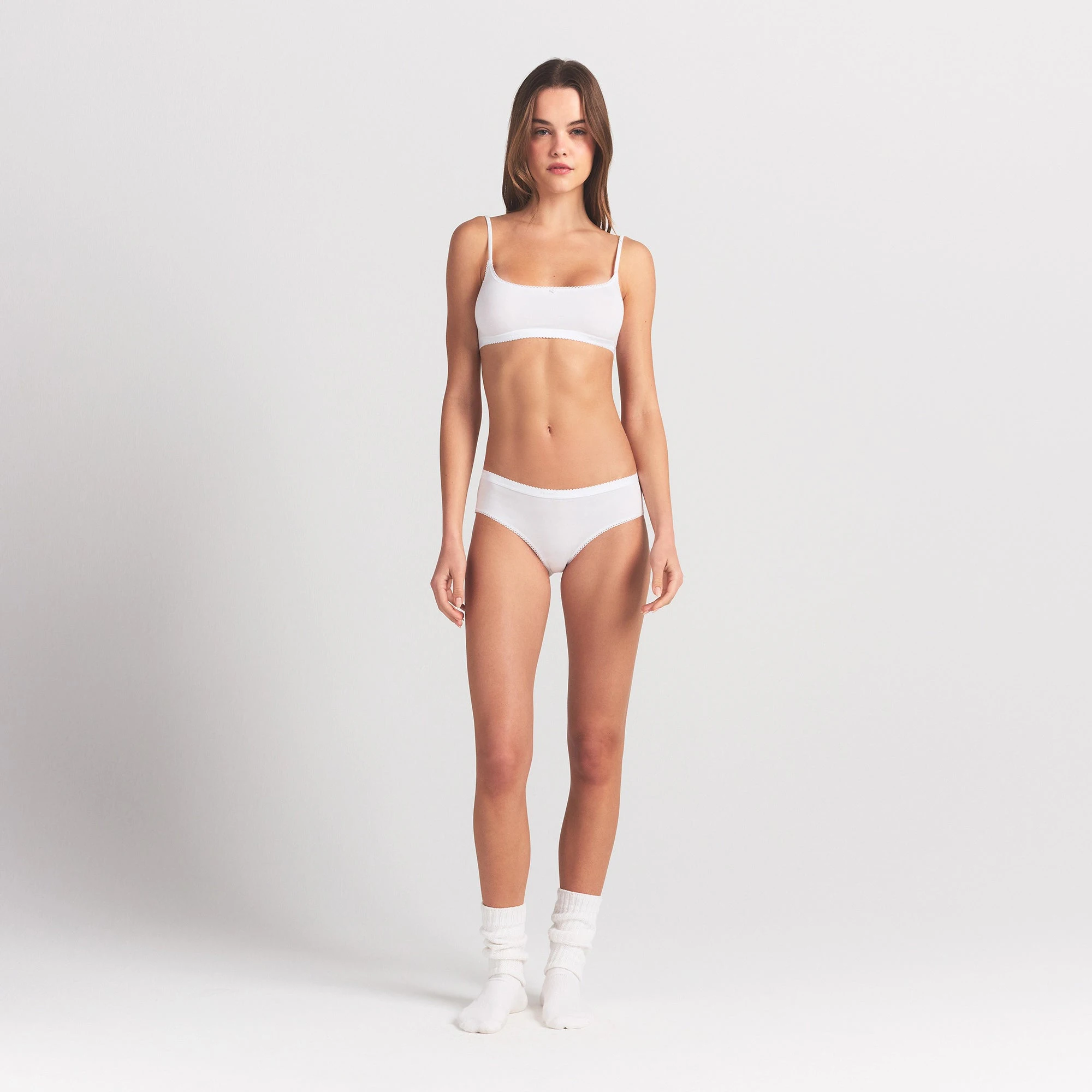 LIGHTWEIGHT COTTON LOGO PICOT HIPSTER | SNOW ON A MODEL FRONT VIEW @ | FOCUS: 0.0, 1.0, 0.9