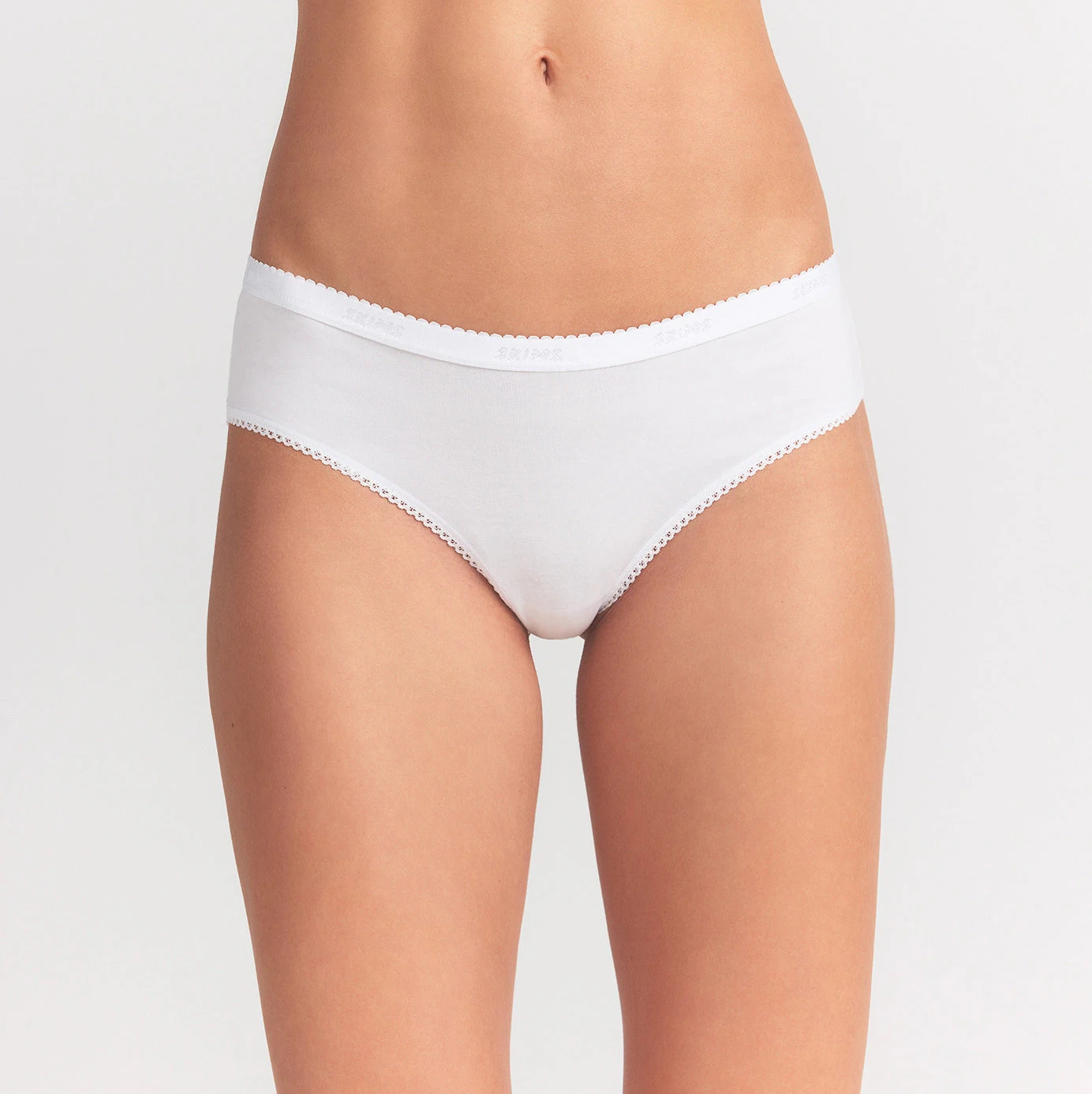 LIGHTWEIGHT COTTON LOGO PICOT HIPSTER | SNOW ON A MODEL FRONT VIEW @ | FOCUS: 0.0, 1.0, 0.9