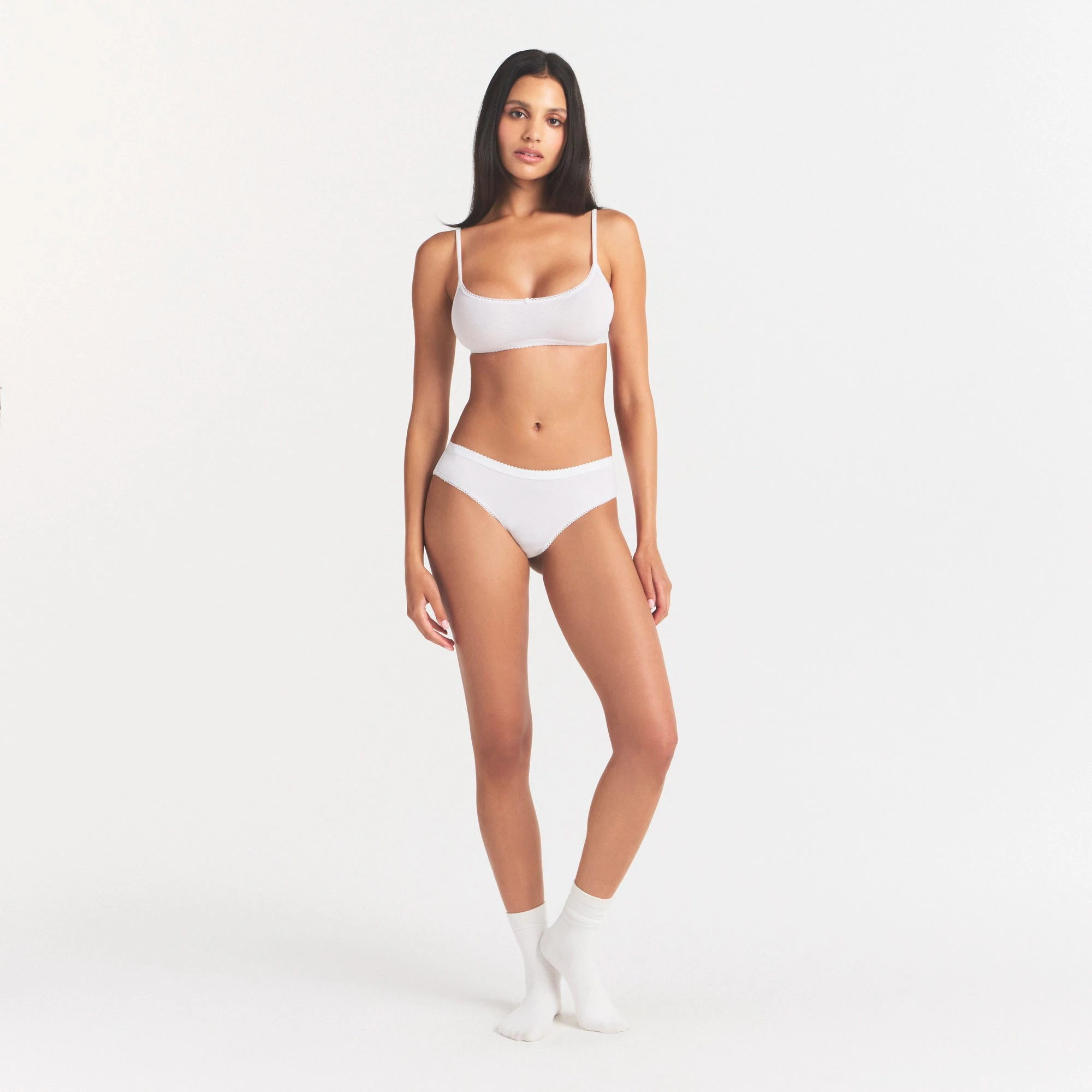 LIGHTWEIGHT COTTON LOGO PICOT HIPSTER | SNOW ON A MODEL FRONT VIEW @ | FOCUS: 0.0, 1.0, 0.9
