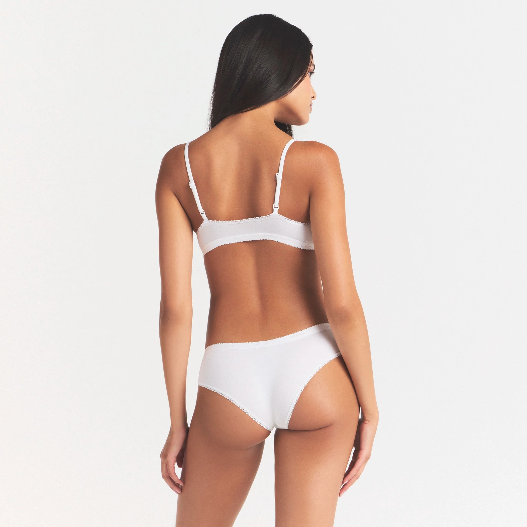 LIGHTWEIGHT COTTON LOGO PICOT HIPSTER | SNOW ON A MODEL SIDE VIEW @ | FOCUS: 0.0, 1.0, 0.9