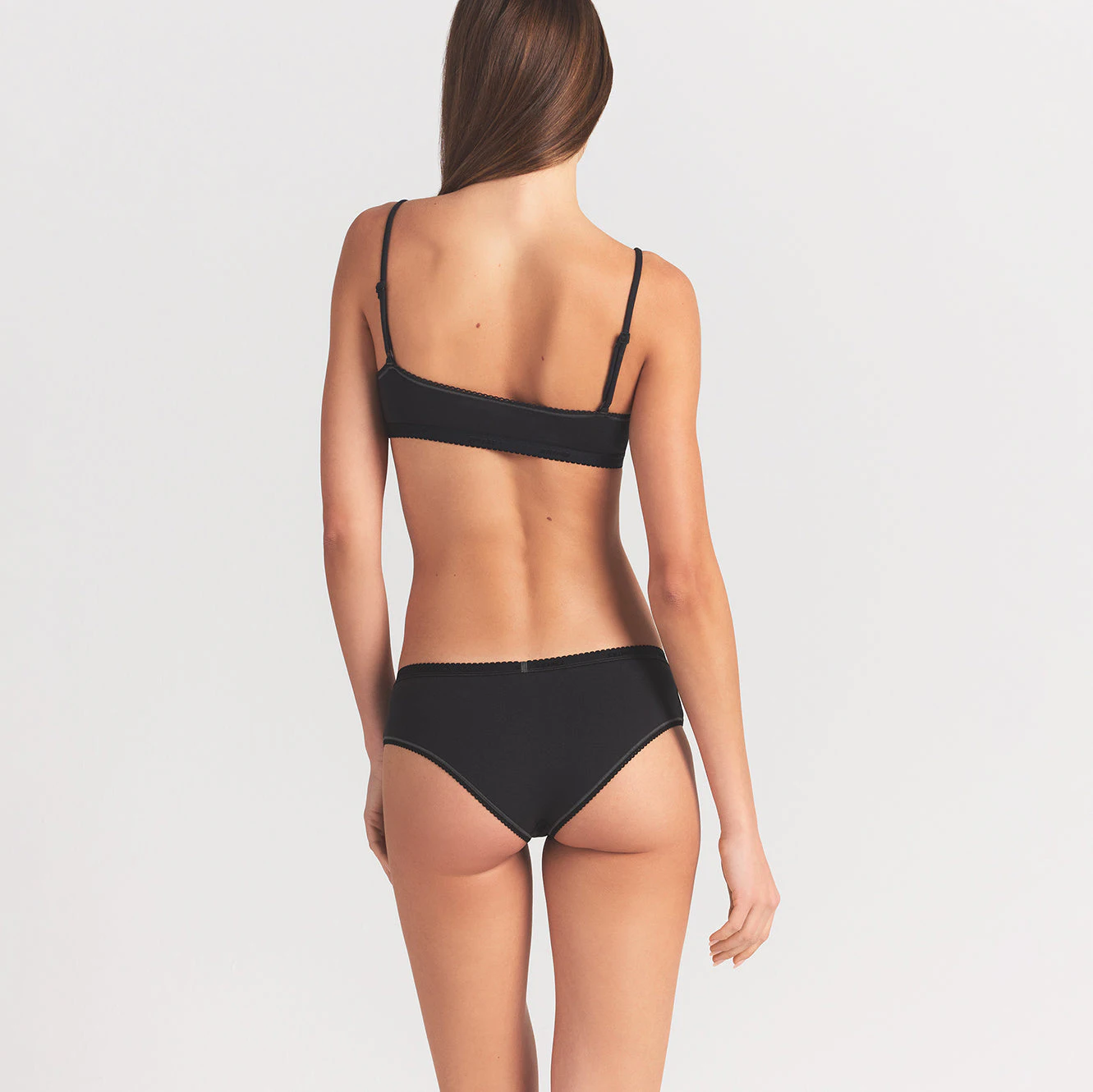 LIGHTWEIGHT COTTON LOGO PICOT HIPSTER | SOOT ON A MODEL BACK VIEW | FOCUS: 0.0, 1.0, 0.9