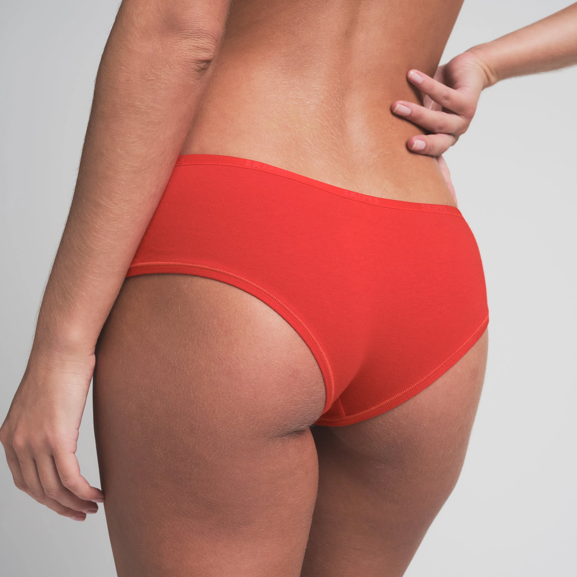 COTTON LOGO HIPSTER 5-PACK | PUNCH MULTI ON A MODEL BACK VIEW | FOCUS: 0.0, 1.0, 0.9