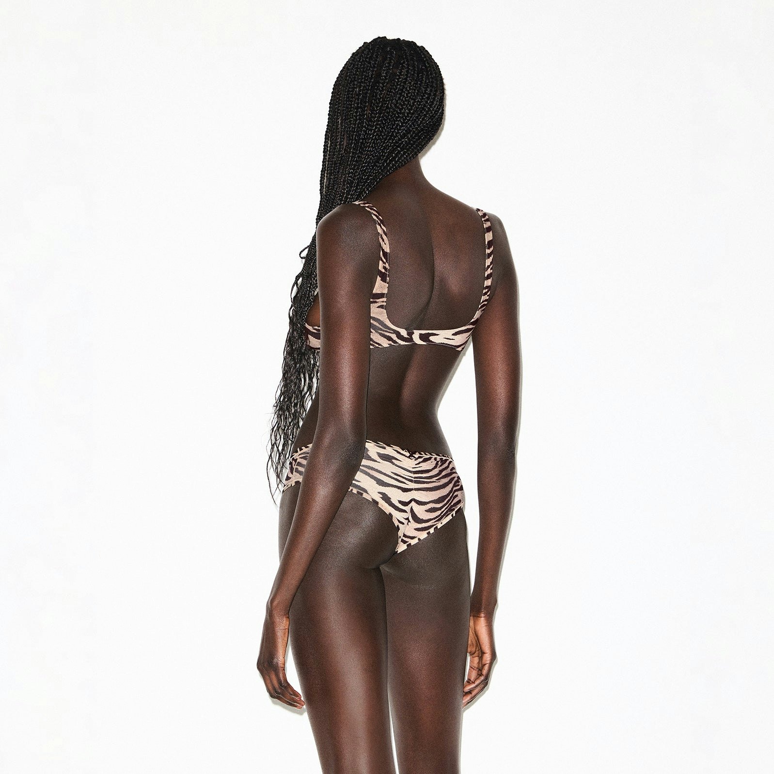 FITS EVERYBODY MICRO HIPSTER | SAND TIGER PRINT ON A MODEL BACK VIEW @ | FOCUS: 0.0, 1.0, 0.9