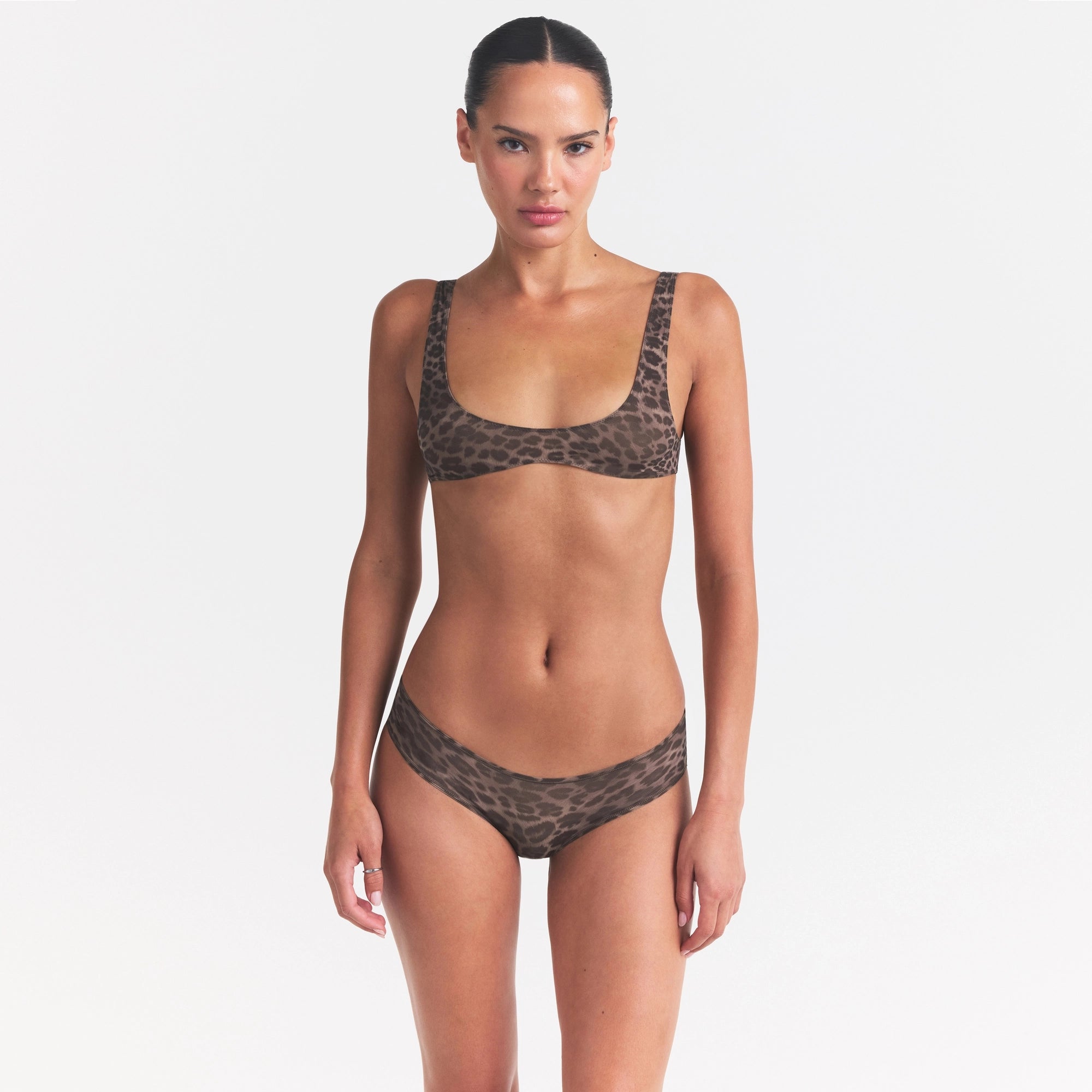 FITS EVERYBODY MICRO HIPSTER | UMBER LEOPARD PRINT ON A MODEL SIDE VIEW @ | FOCUS: 0.0, 1.0, 0.9