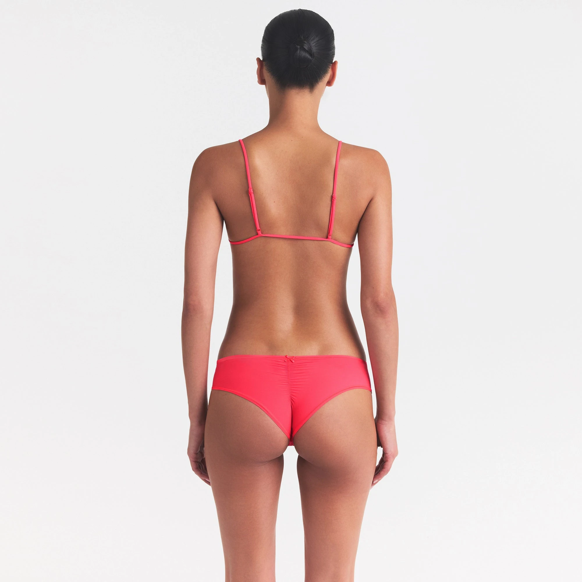 FITS EVERYBODY MICRO HIPSTER | ULTRA PINK ON A MODEL SIDE VIEW @ | FOCUS: 0.0, 1.0, 0.9