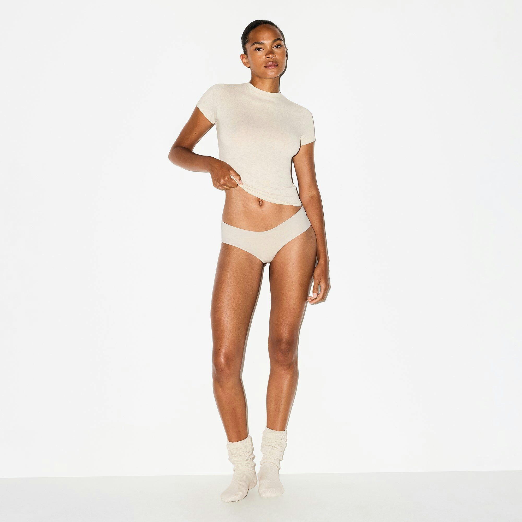 LIGHTWEIGHT COTTON RUCHED BACK HIPSTER | OATMEAL HEATHER ON A MODEL FRONT VIEW @ | FOCUS: 0.0, 1.0, 0.9