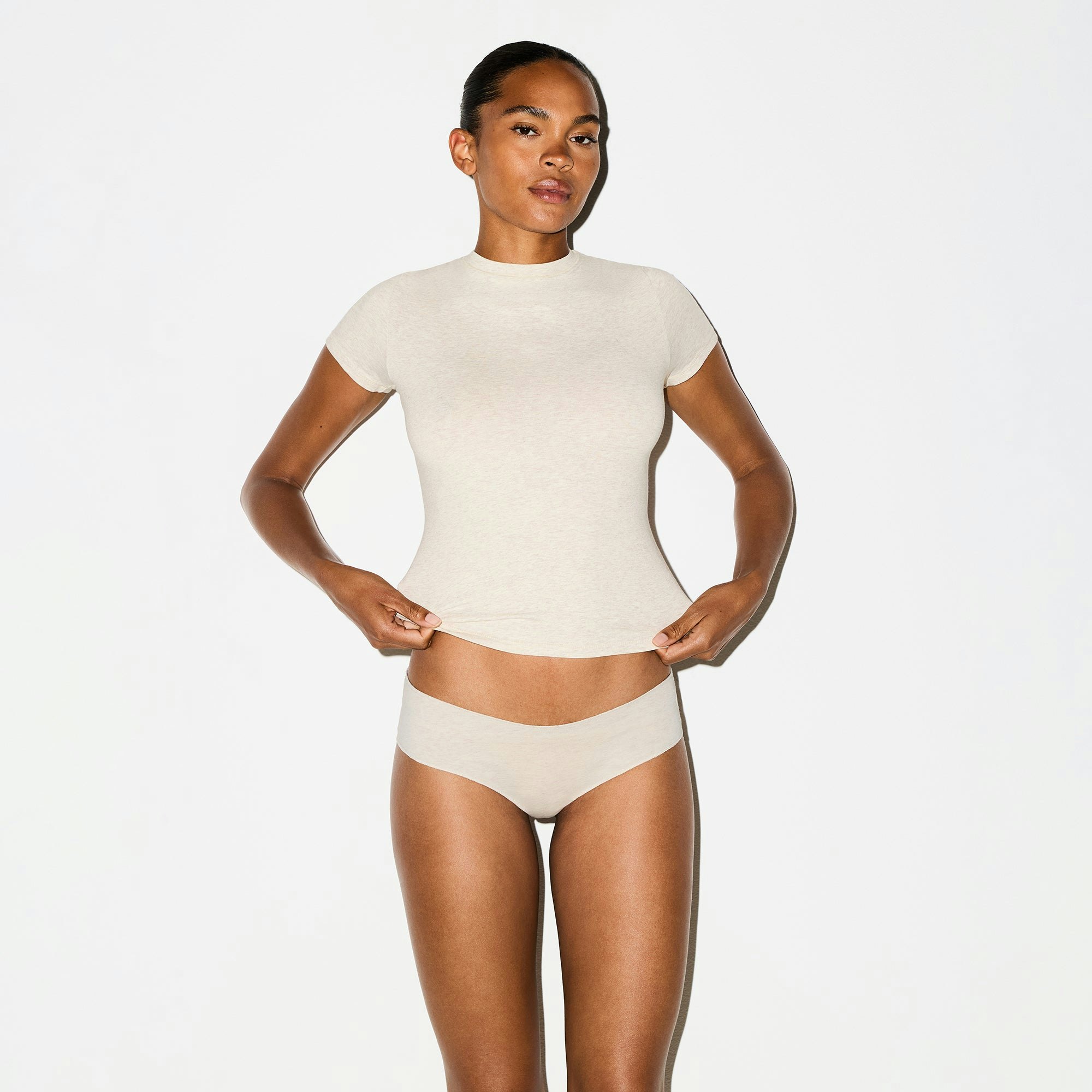 LIGHTWEIGHT COTTON RUCHED BACK HIPSTER | OATMEAL HEATHER ON A MODEL FRONT VIEW @ | FOCUS: 0.0, 1.0, 0.9