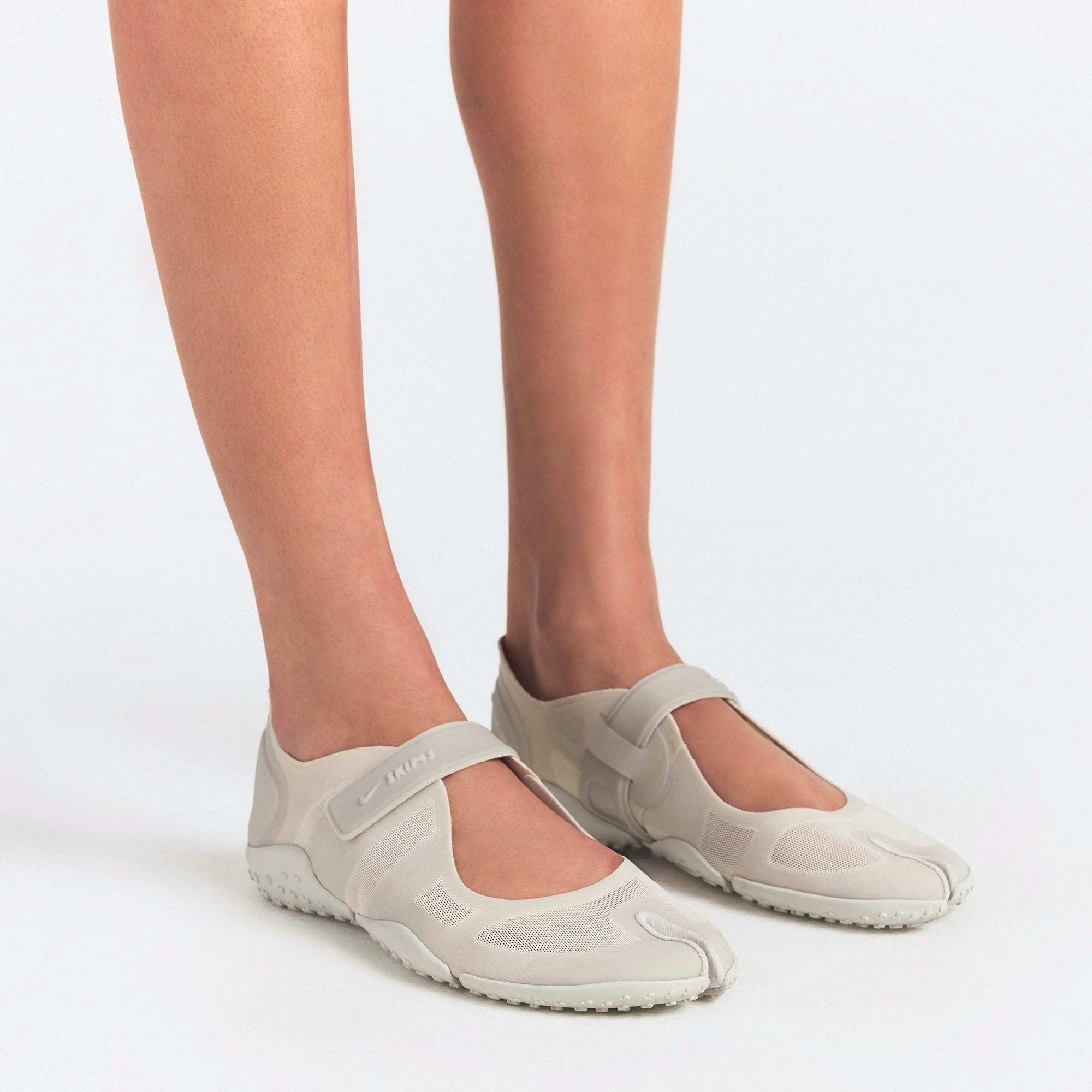 NikeSKIMS FOOTWEAR RIFT MESH | LT BONE/LT BONE-LT OREWOOD BRN ON A MODEL FRONT VIEW @ | FOCUS: 0.0, 1.0, 0.9