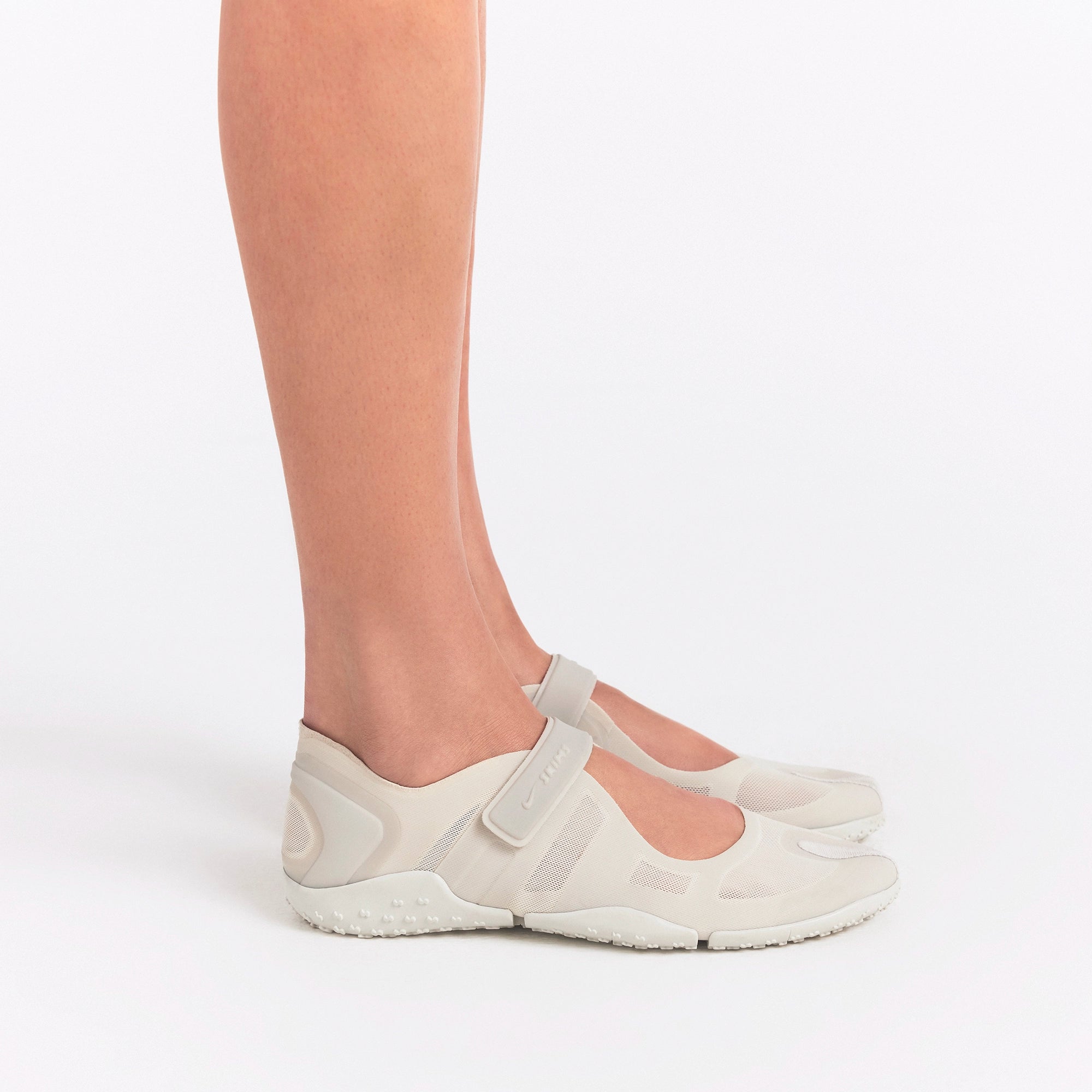 NikeSKIMS FOOTWEAR RIFT MESH | LT BONE/LT BONE-LT OREWOOD BRN ON A MODEL FRONT VIEW @ | FOCUS: 0.0, 1.0, 0.9