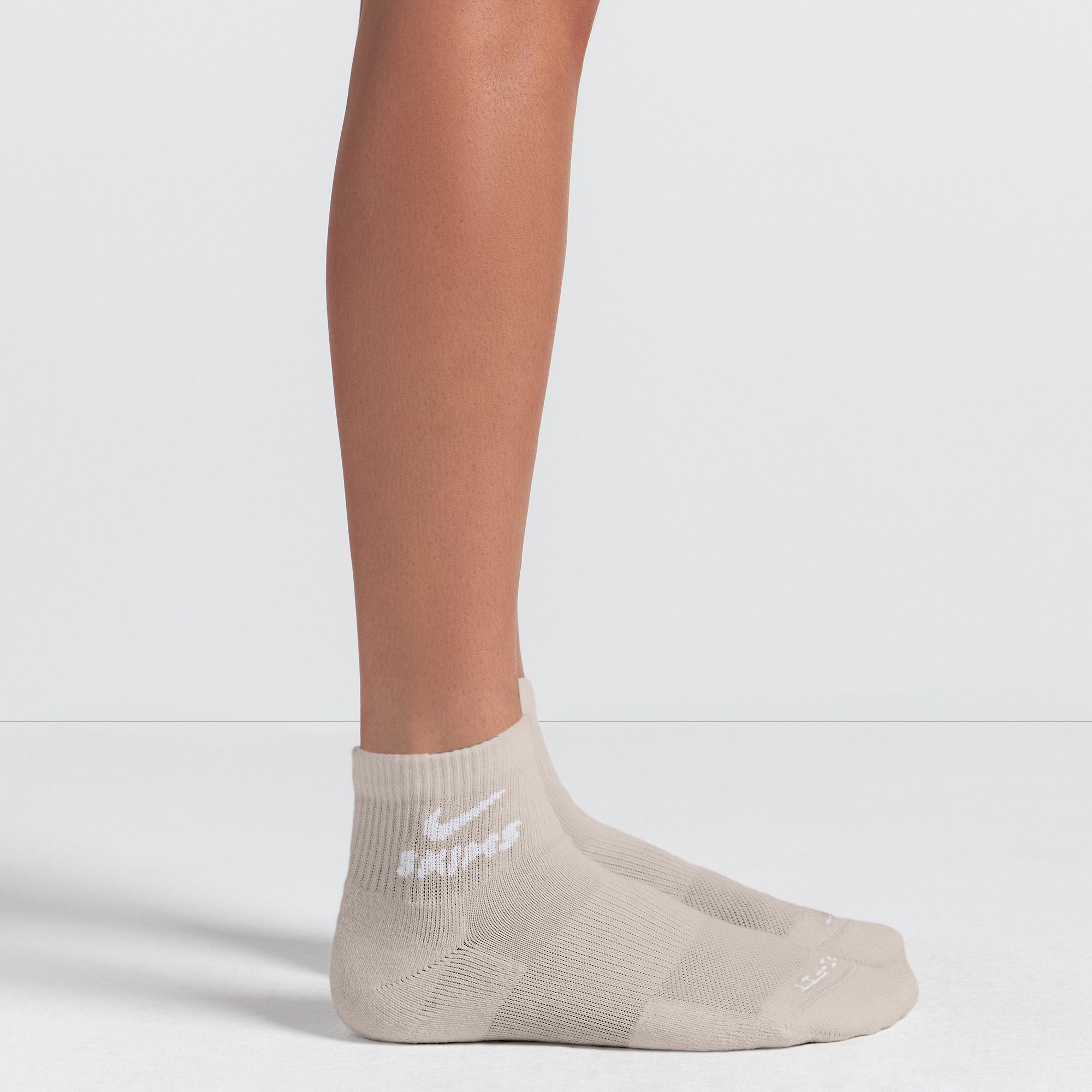 完売商品NikeSKIMS DRI-FIT CREW SOCKS3足 NikeSKIMS ACCESSORIES DRI-FIT™ QUARTER CREW SOCK 3-PACK | DARK