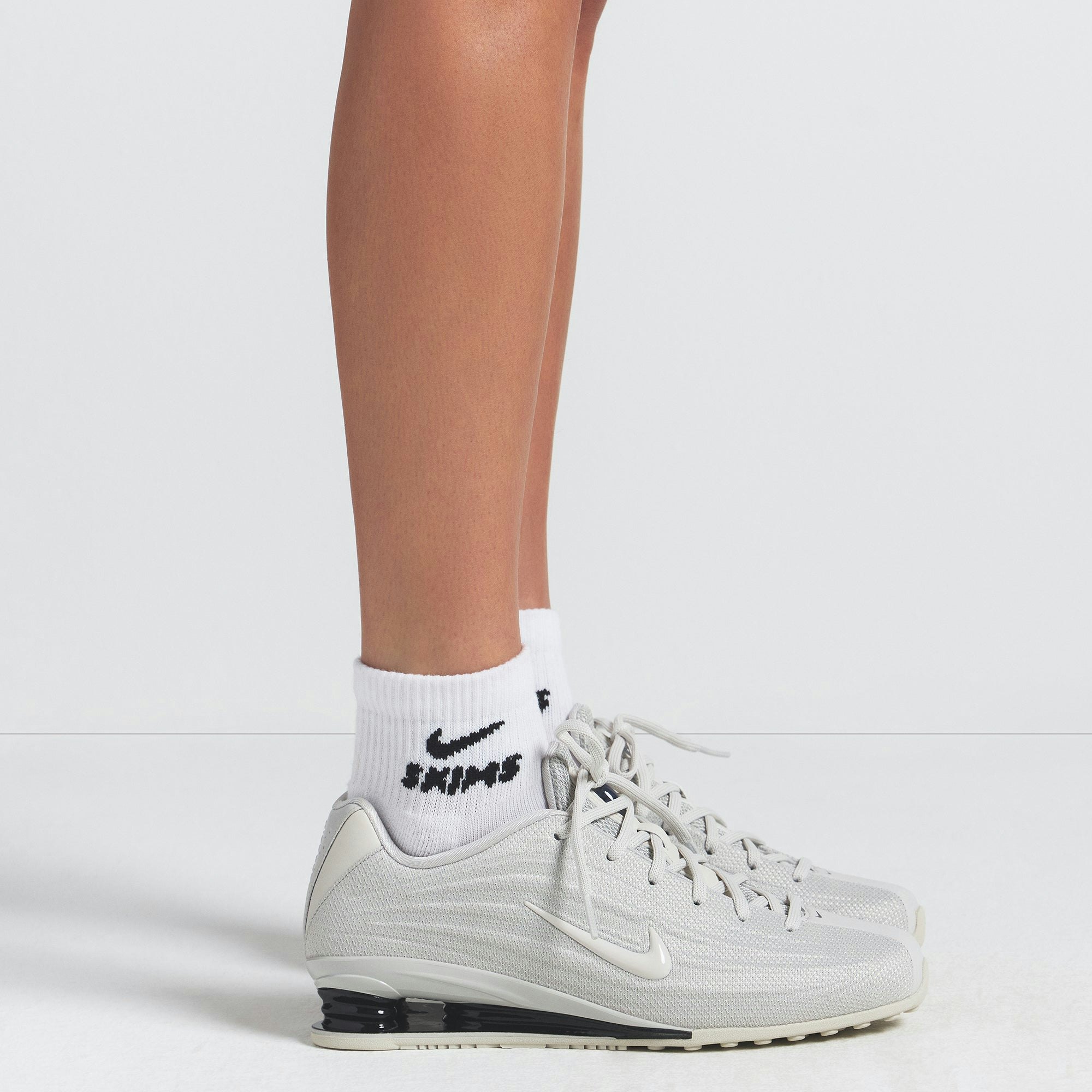 NikeSKIMS DRI-FIT QUARTER CREW SOCK 3-PACK | SNOW ON A MODEL FRONT VIEW @ | FOCUS: 0.0, 1.0, 0.9