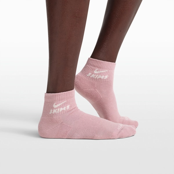 NikeSKIMS ACCESSORIES DRI-FIT QUARTER CREW SOCK 3-PACK  | HIMALAYAN(ECRU)/DUNE(DUSTYOAKMOSS)/SNOW(TRUFFLE) FLAT ON A WHITE BACKGROUND