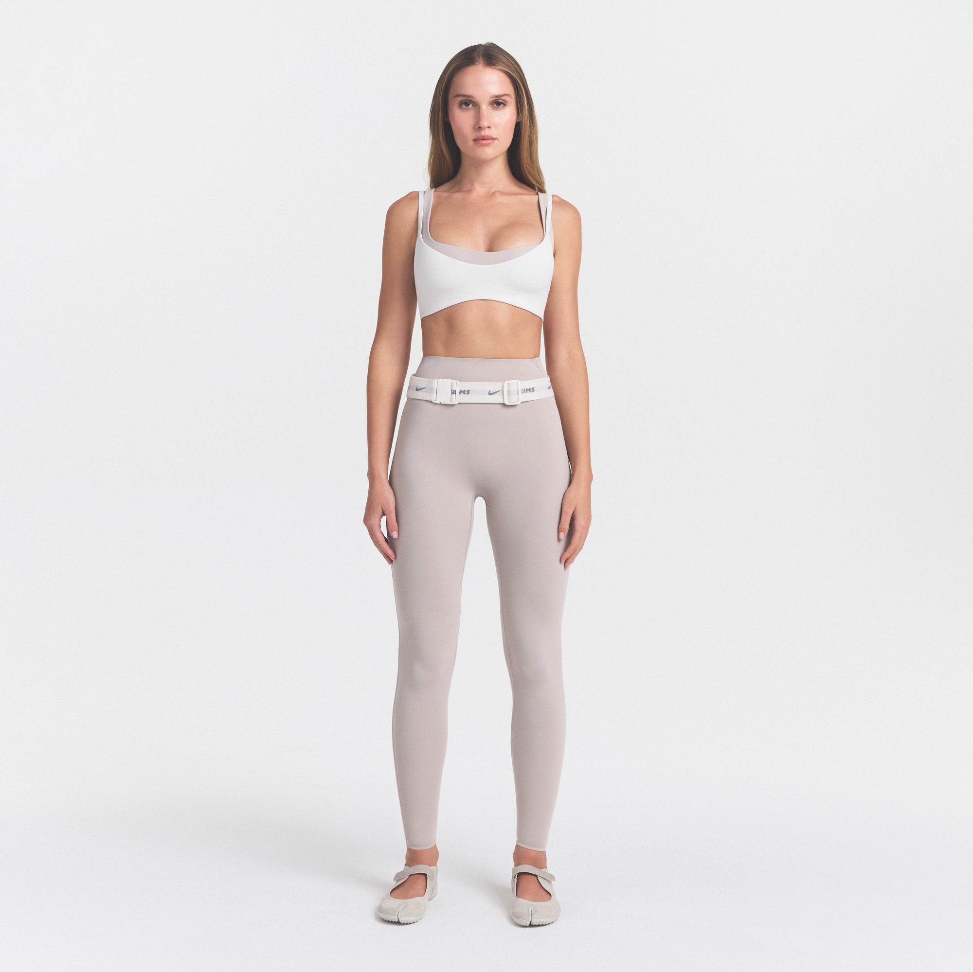 NikeSKIMS STUDIO STRETCH 26" LEGGING | LINENON A MODEL FRONT VIEW @ | FOCUS: 0.0, 1.0, 0.9