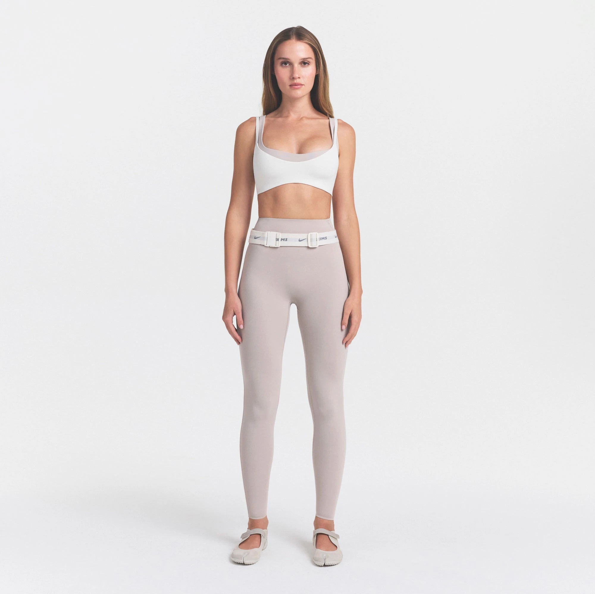 NikeSKIMS STUDIO STRETCH 26" LEGGING | LINENON A MODEL FRONT VIEW @ | FOCUS: 0.0, 1.0, 0.9