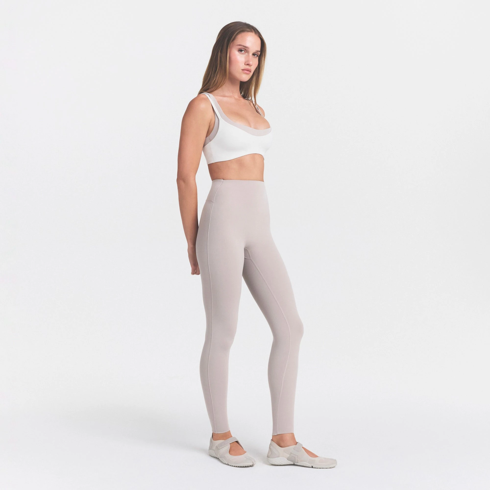 NikeSKIMS STUDIO STRETCH 26" LEGGING | LINENON A MODEL FRONT VIEW @ | FOCUS: 0.0, 1.0, 0.9