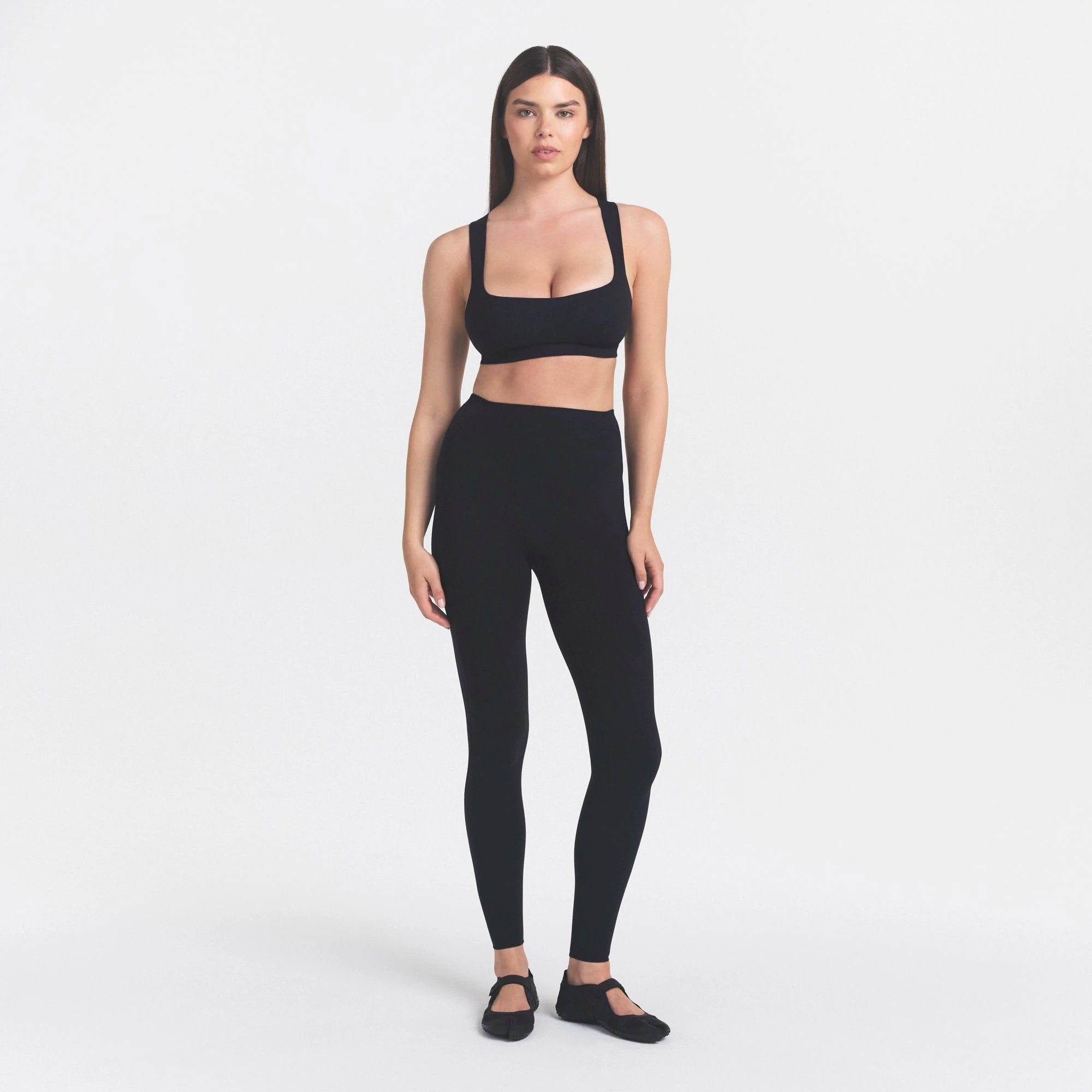 NikeSKIMS STUDIO STRETCH 26" LEGGING | OBSIDIANON A MODEL FRONT VIEW @ | FOCUS: 0.0, 1.0, 0.9