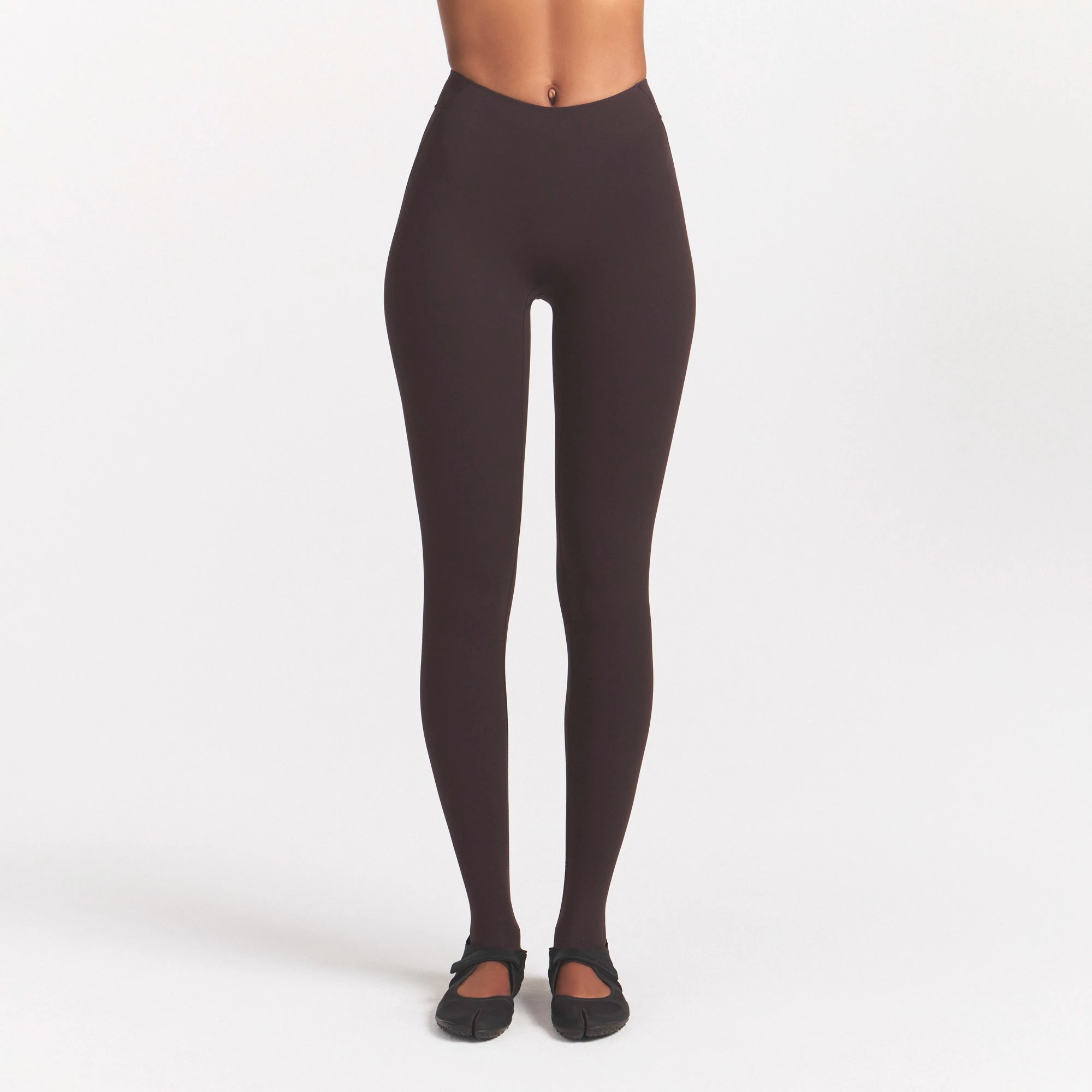 NikeSKIMS STUDIO STRETCH DIP FRONT 29" LEGGING | DARK ROASTON A MODEL FRONT