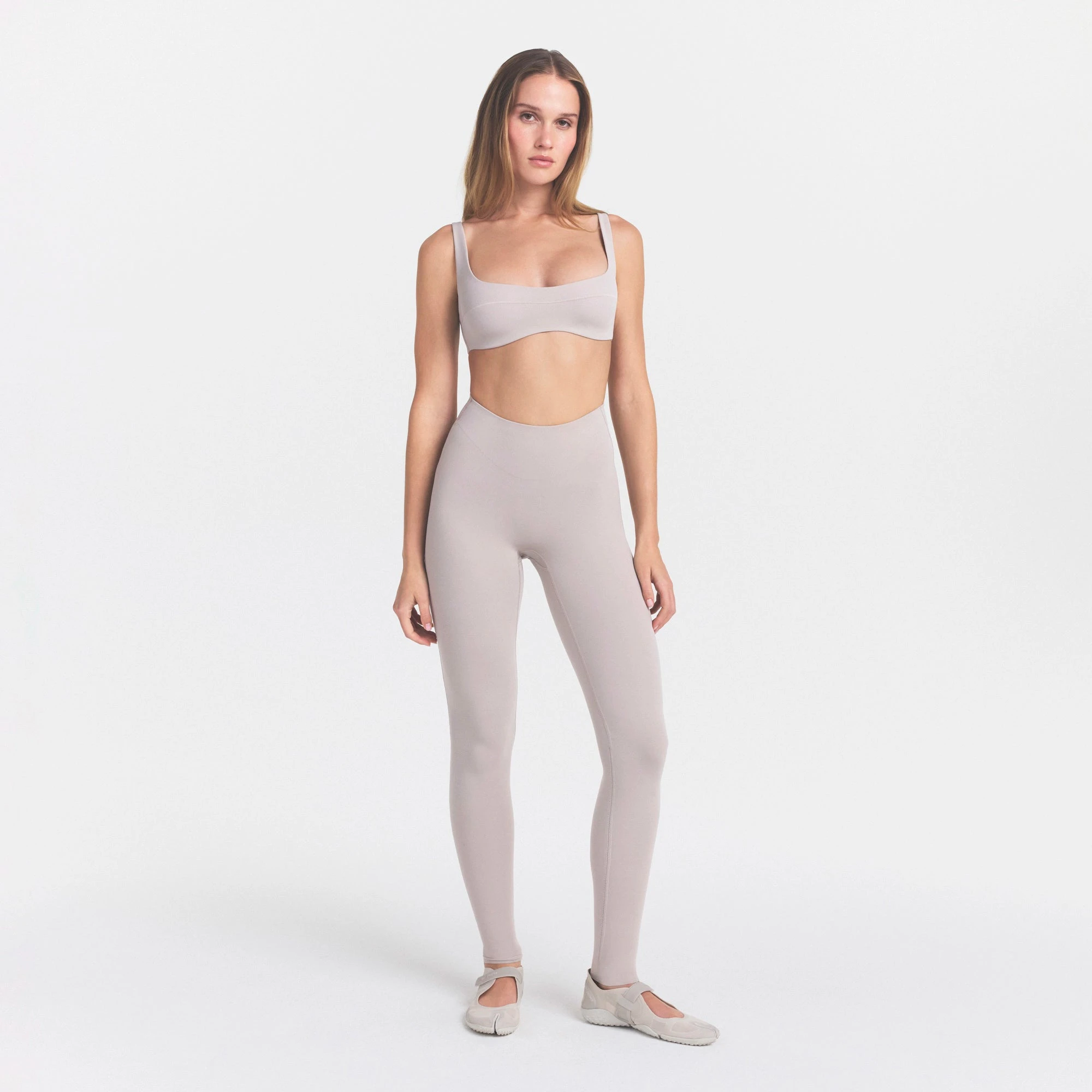 NikeSKIMS STUDIO STRETCH DIP FRONT 29" LEGGING | LINENON A MODEL FRONT VIEW @ | FOCUS: 0.0, 1.0, 0.9