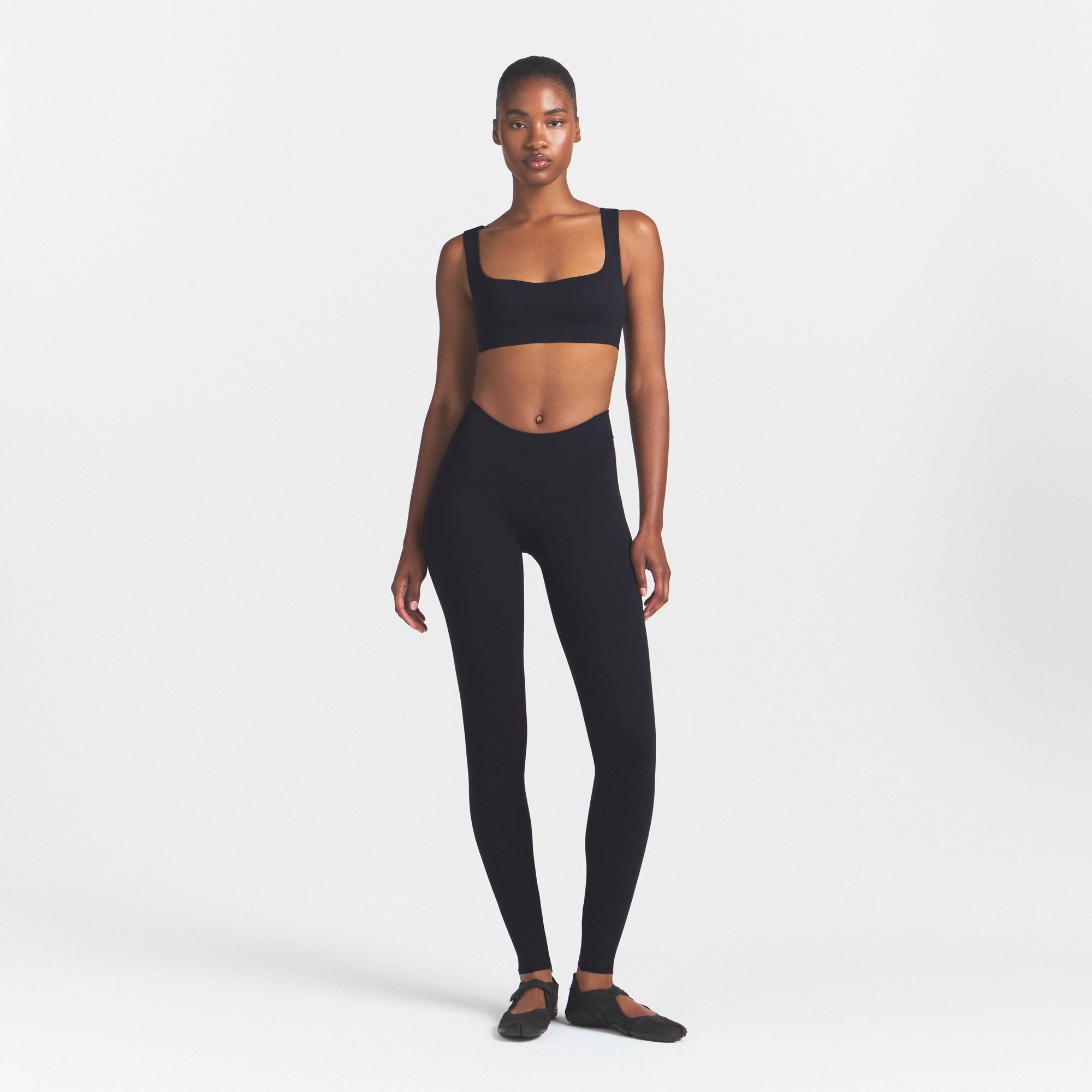 NikeSKIMS STUDIO STRETCH DIP FRONT 29" LEGGING | OBSIDIANON A MODEL FRONT VIEW @ | FOCUS: 0.0, 1.0, 0.9