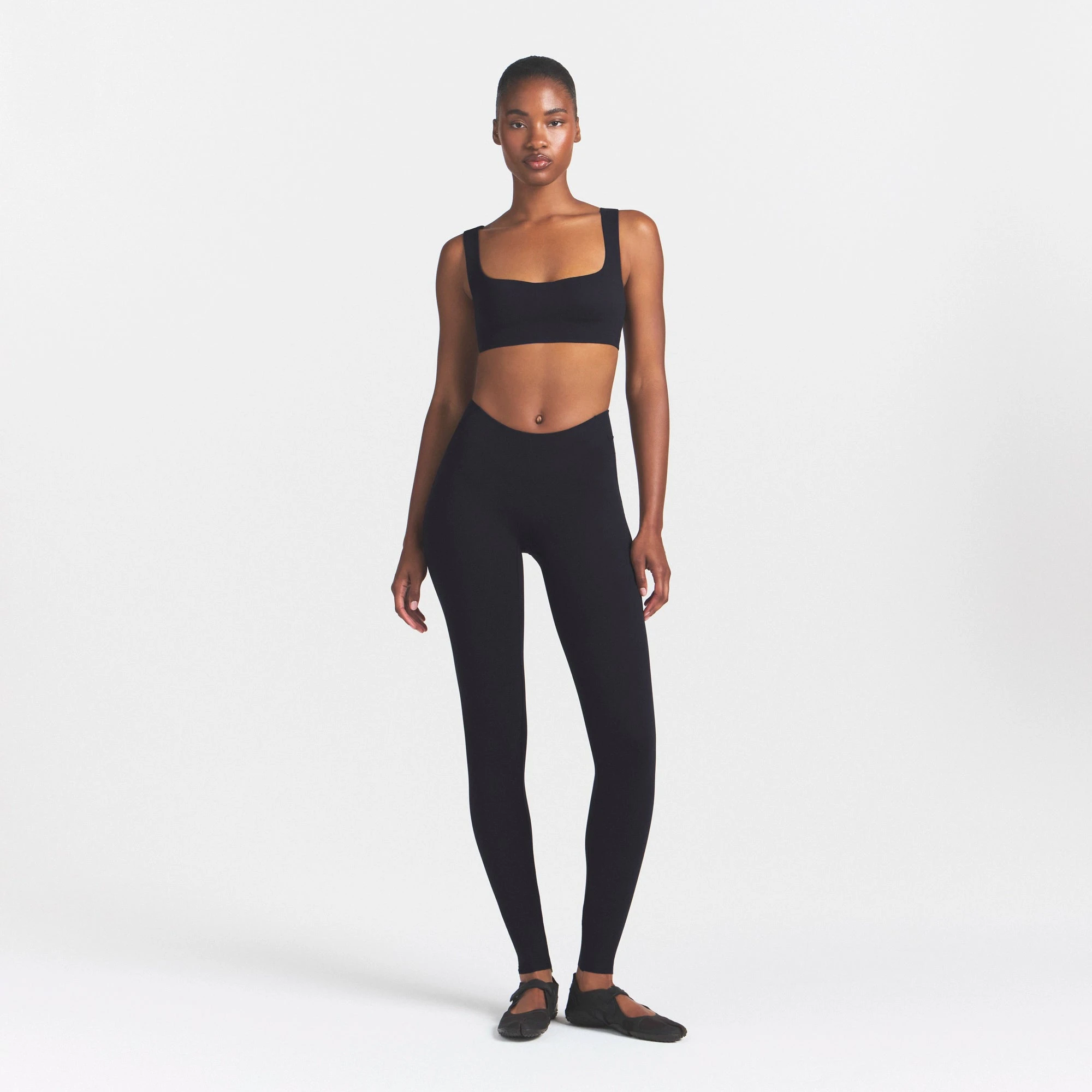 NikeSKIMS STUDIO STRETCH DIP FRONT 29" LEGGING | OBSIDIANON A MODEL FRONT VIEW @ | FOCUS: 0.0, 1.0, 0.9