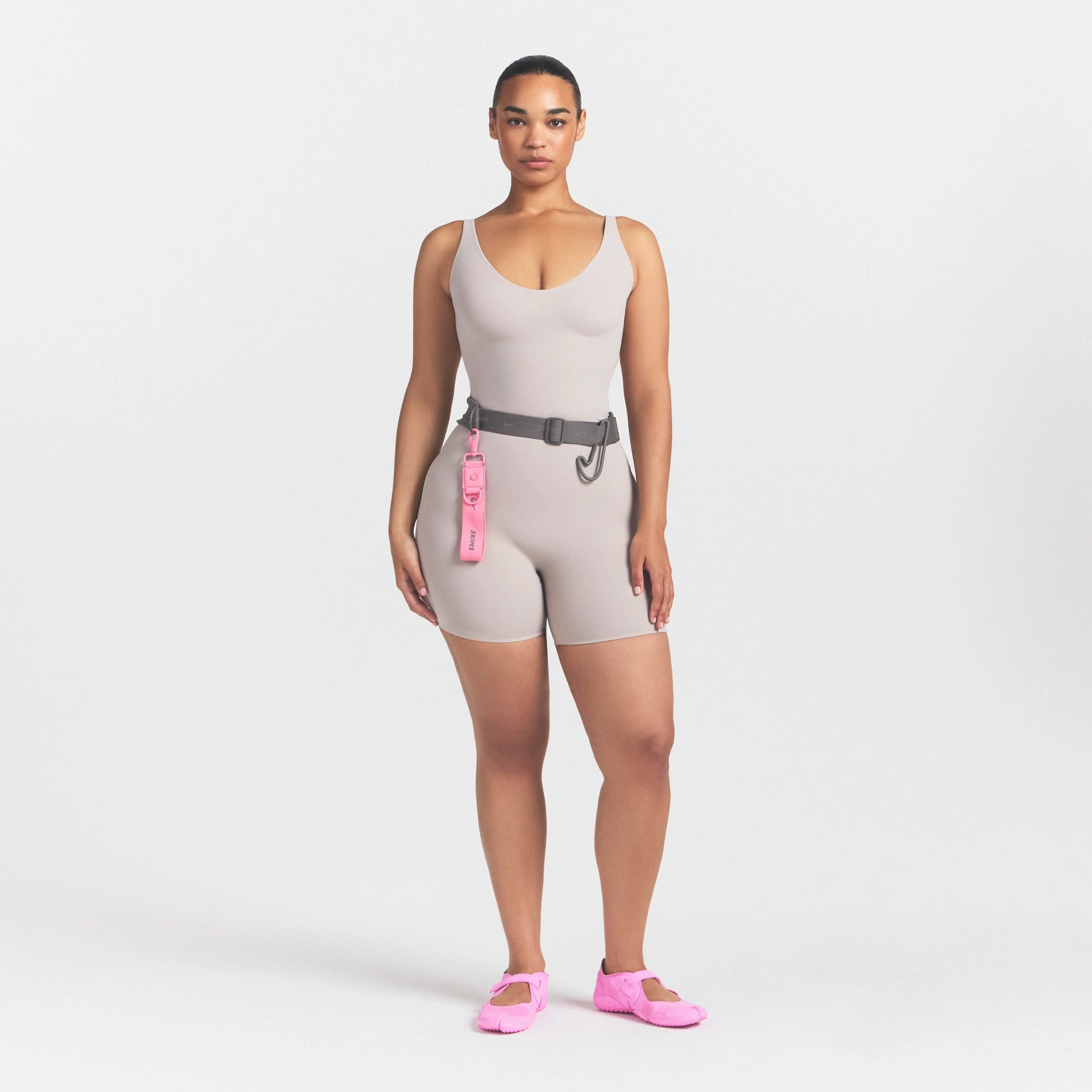 NikeSKIMS STUDIO STRETCH PLUNGE TANK | LINENON A MODEL FRONT VIEW @ | FOCUS: 0.0, 1.0, 0.9