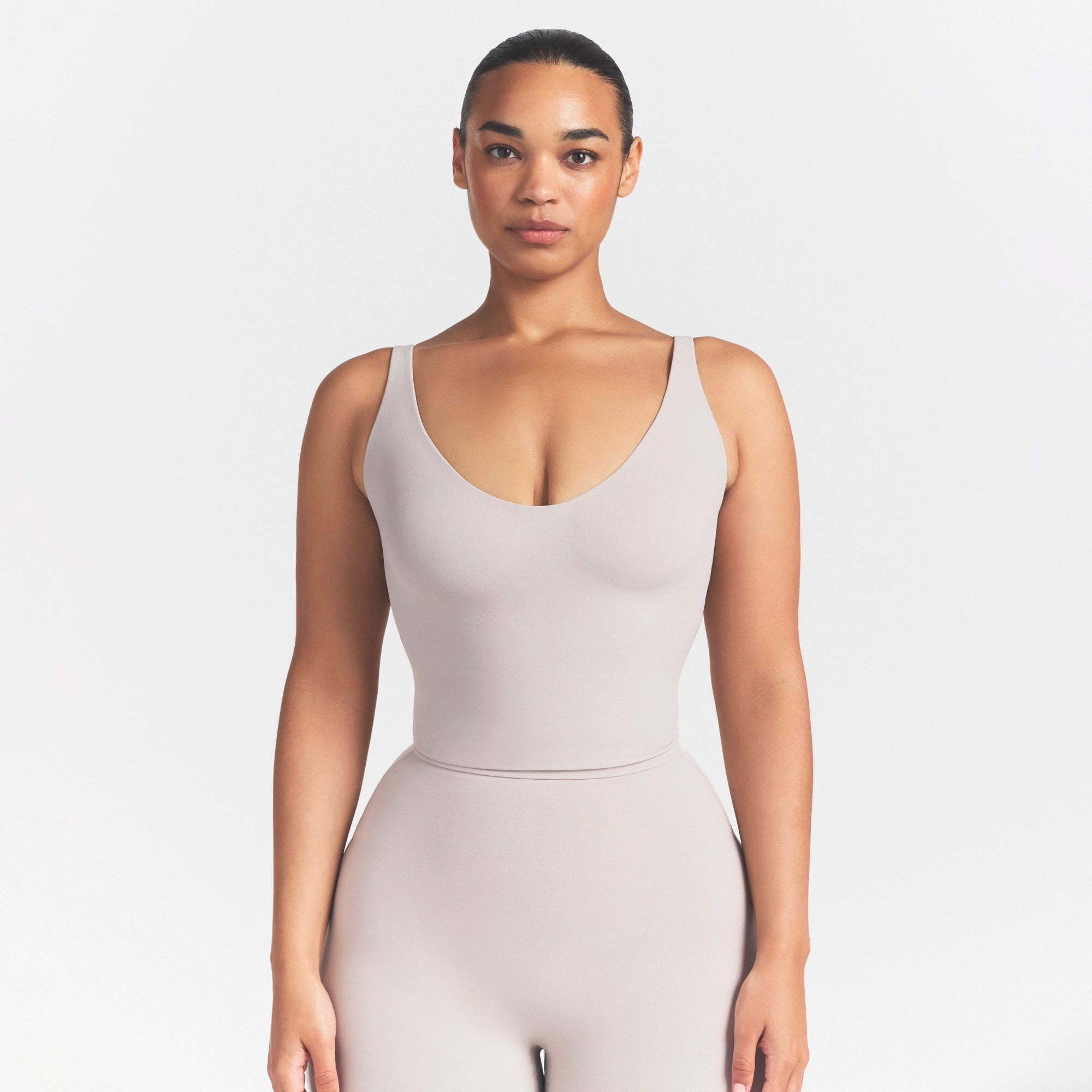 NikeSKIMS STUDIO STRETCH PLUNGE TANK | LINENON A MODEL FRONT VIEW @ | FOCUS: 0.0, 1.0, 0.9