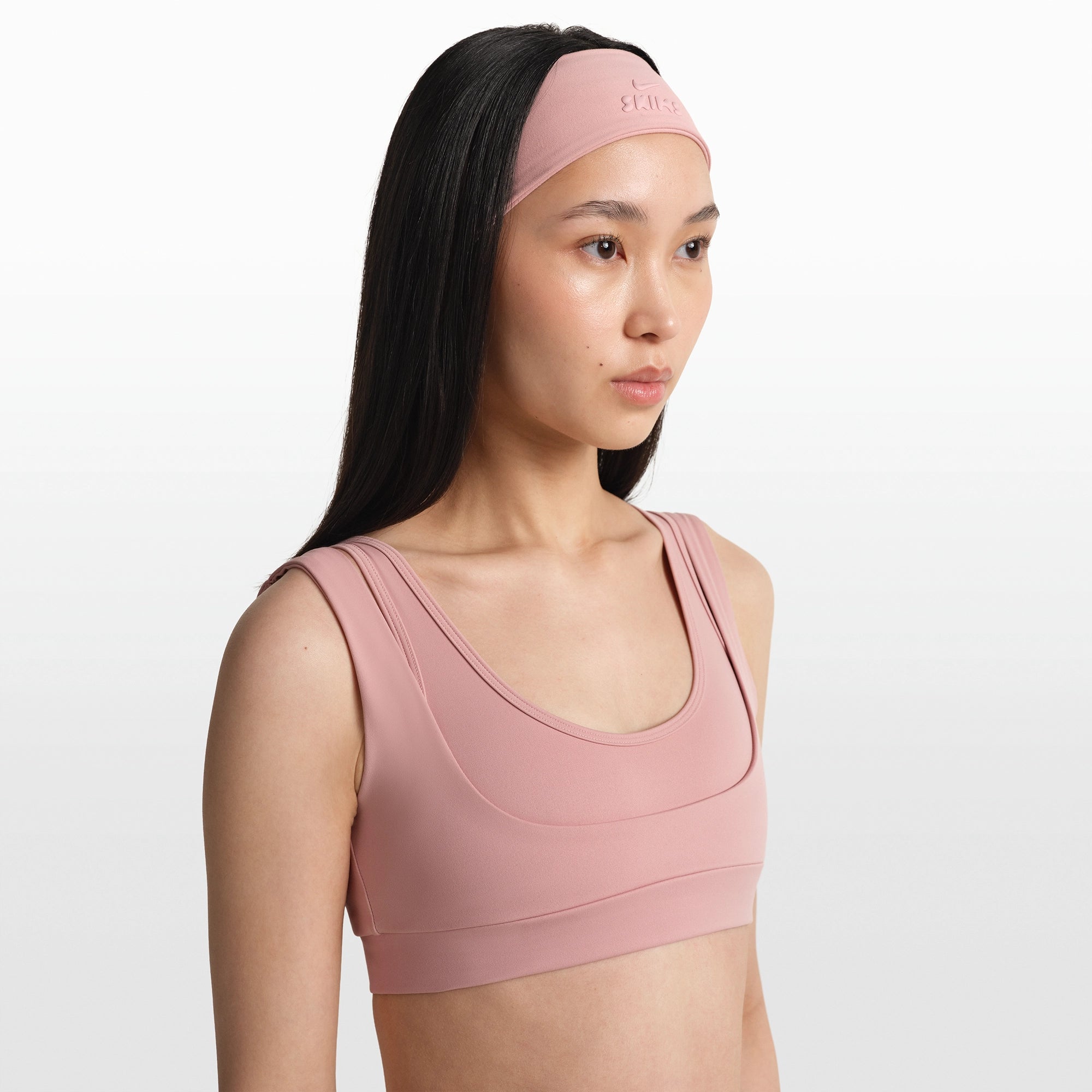 NikeSKIMS ACCESSORIES HEADBAND | HIMALAYAN ON A MODEL FRONT VIEW @ | FOCUS: 0.0, 1.0, 0.9