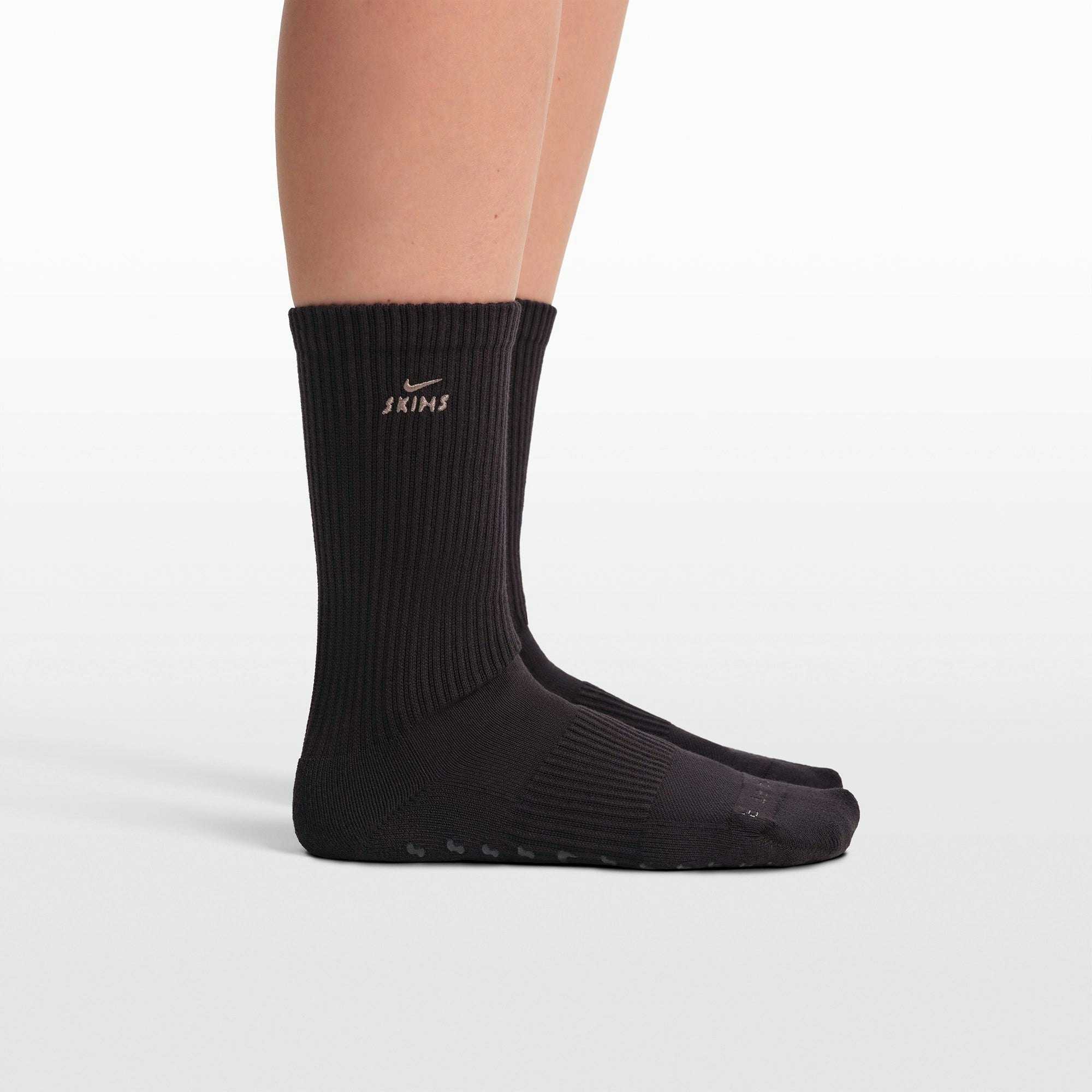 NikeSKIMS ACCESSORIES DRI-FIT PILATES GRIP CREW SOCK | OBSIDIAN FLAT ON A WHITE BACKGROUND