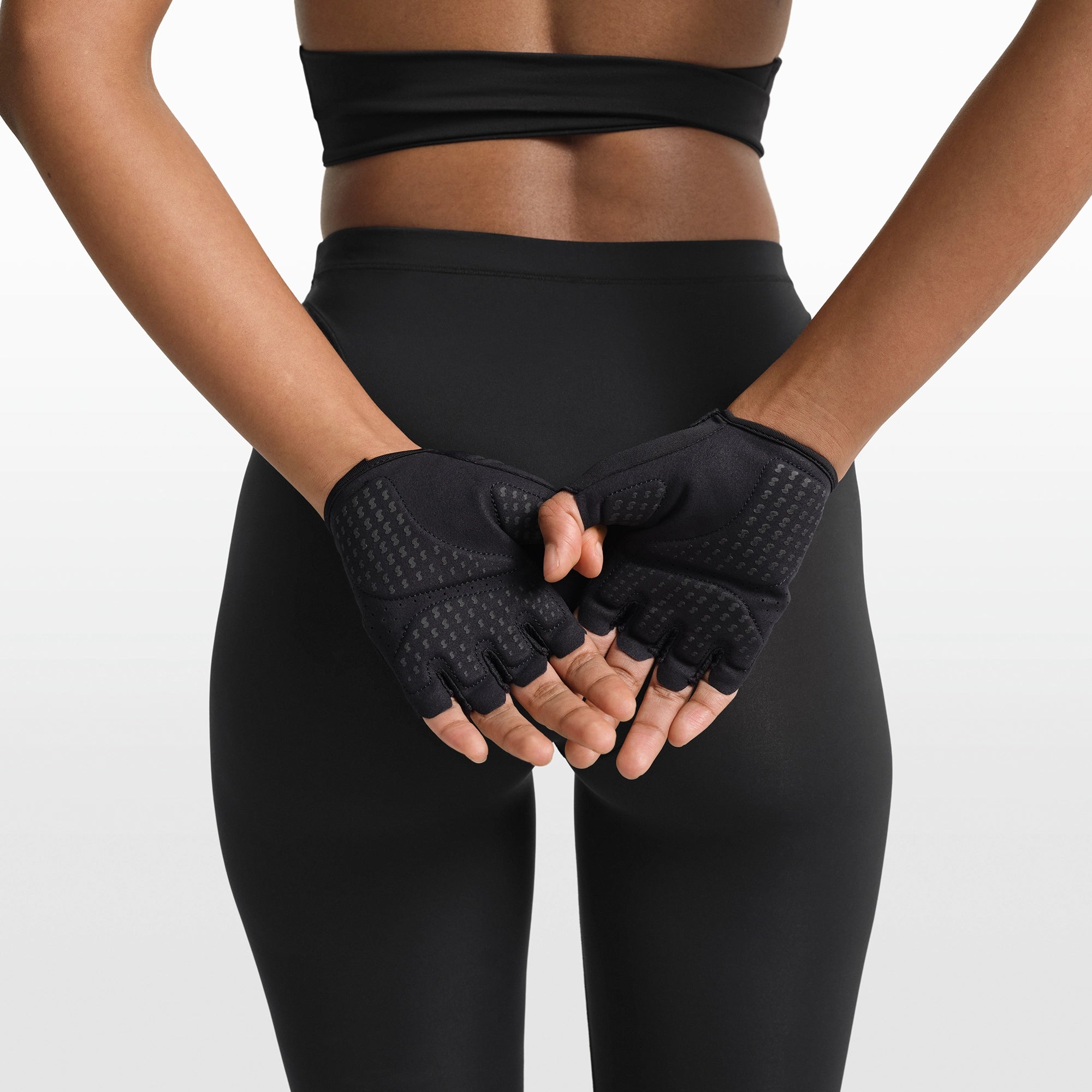 NikeSKIMS ACCESSORIES TRAINING GLOVES | OBSIDIAN ON A MODEL FRONT VIEW @ | FOCUS: 0.0, 1.0, 0.9