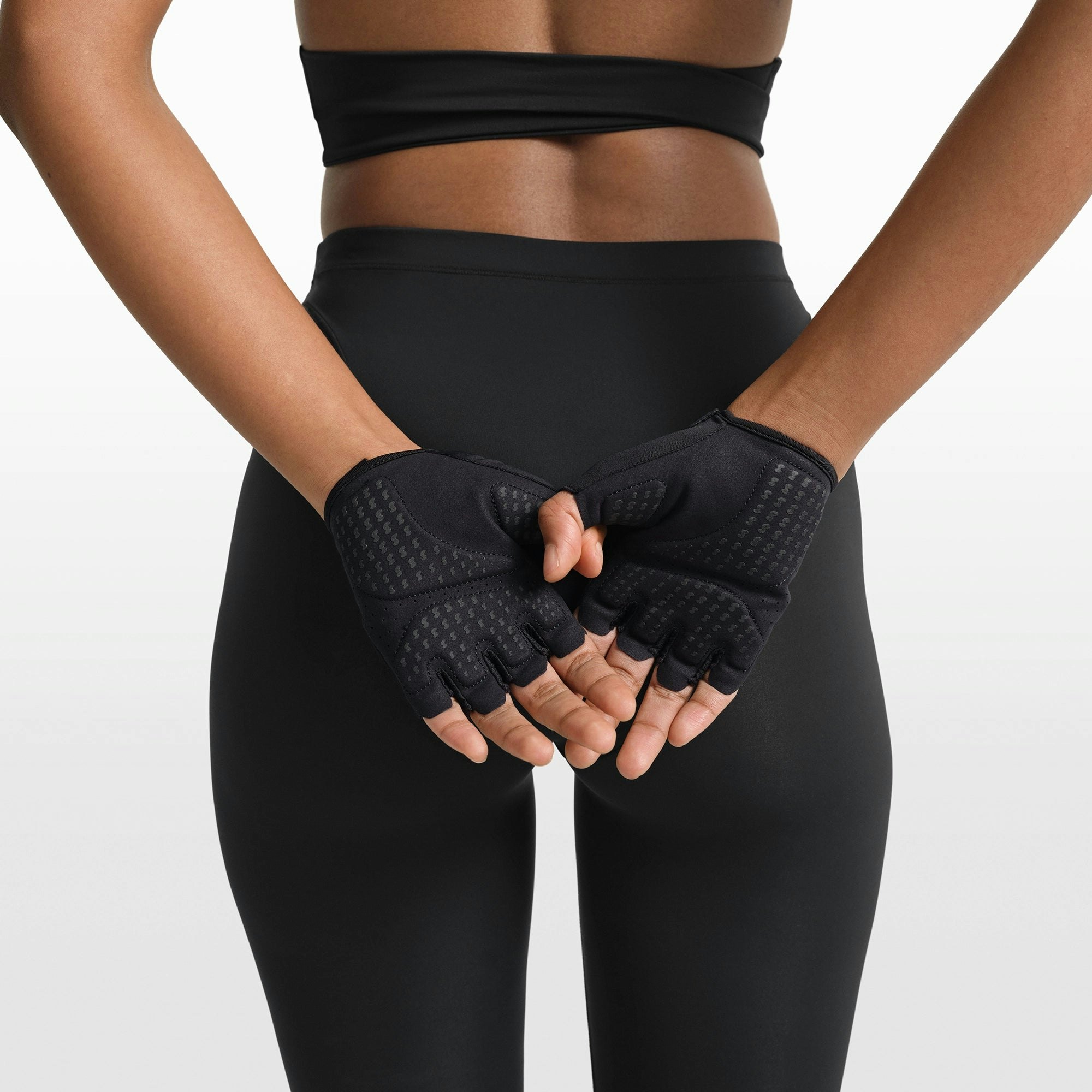 NikeSKIMS ACCESSORIES TRAINING GLOVES | OBSIDIAN ON A MODEL FRONT VIEW @ | FOCUS: 0.0, 1.0, 0.9