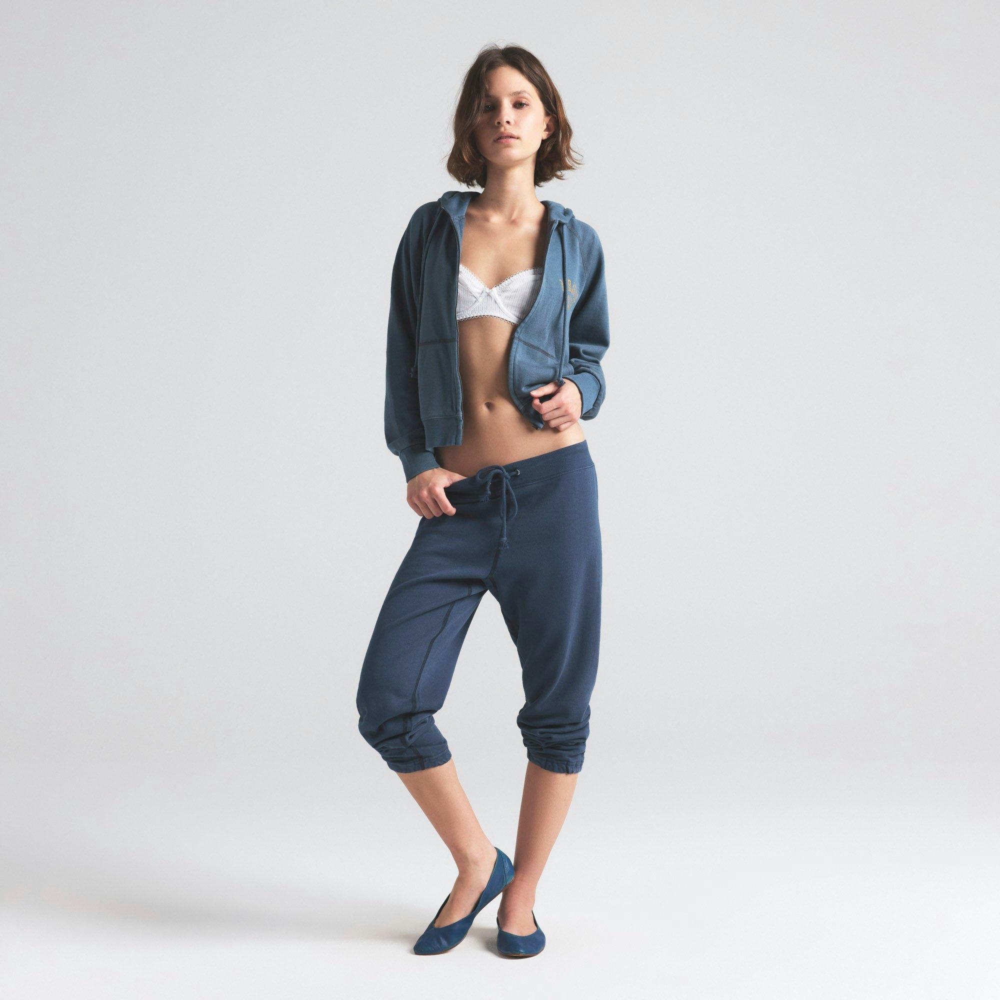 LIGHTWEIGHT FLEECE SHRUNKEN JOGGER | WASHED NAVY ON A MODEL FRONT VIEW | FOCUS: 0.0, 1.0, 0.9