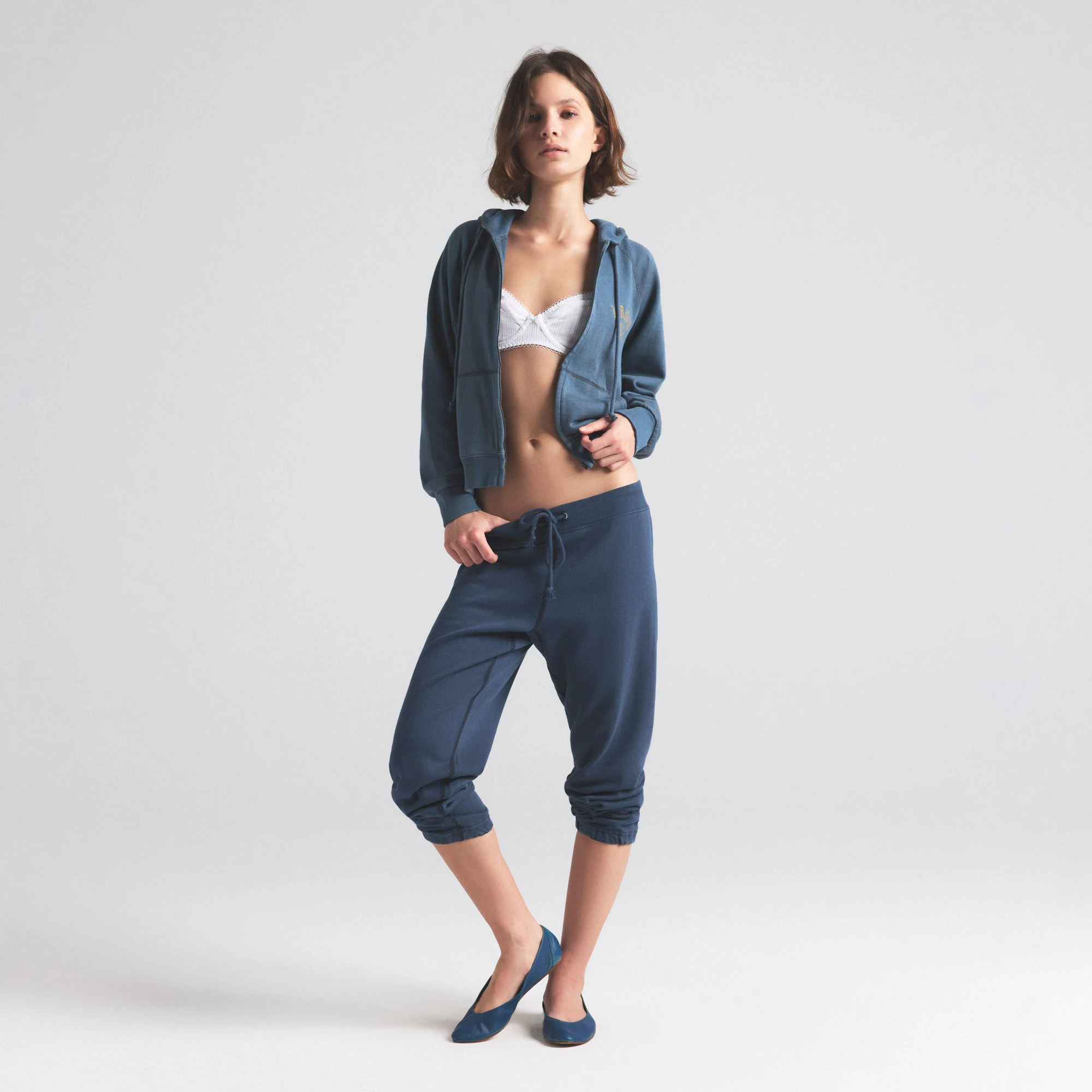 LIGHTWEIGHT FLEECE SHRUNKEN JOGGER | WASHED NAVY ON A MODEL FRONT VIEW | FOCUS: 0.0, 1.0, 0.9