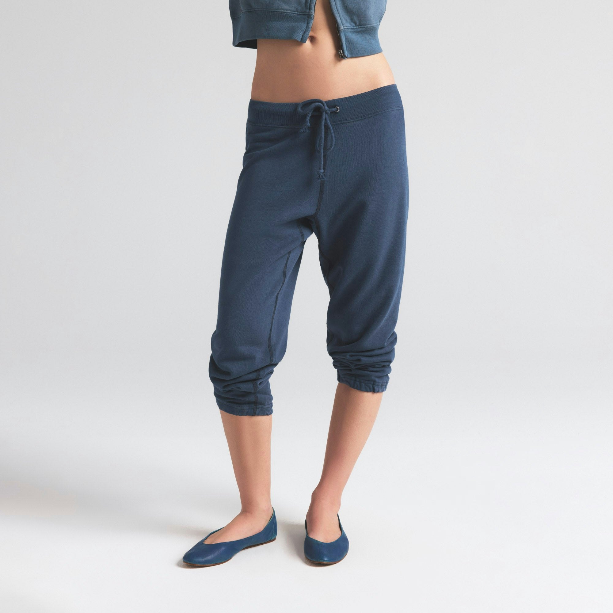 LIGHTWEIGHT FLEECE SHRUNKEN JOGGER | WASHED NAVY ON A MODEL SIDE VIEW | FOCUS: 0.0, 1.0, 0.9