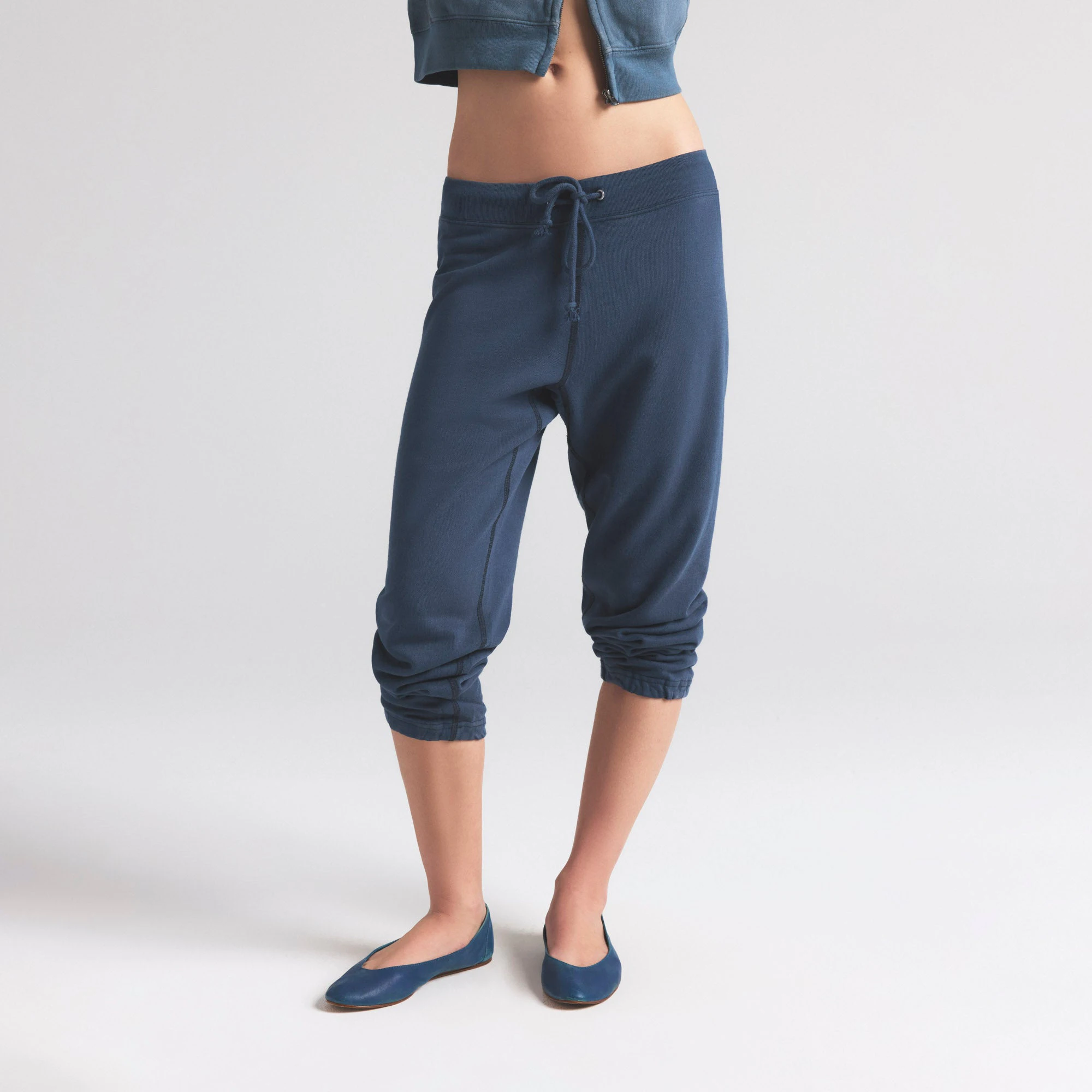 LIGHTWEIGHT FLEECE SHRUNKEN JOGGER | WASHED NAVY ON A MODEL SIDE VIEW | FOCUS: 0.0, 1.0, 0.9