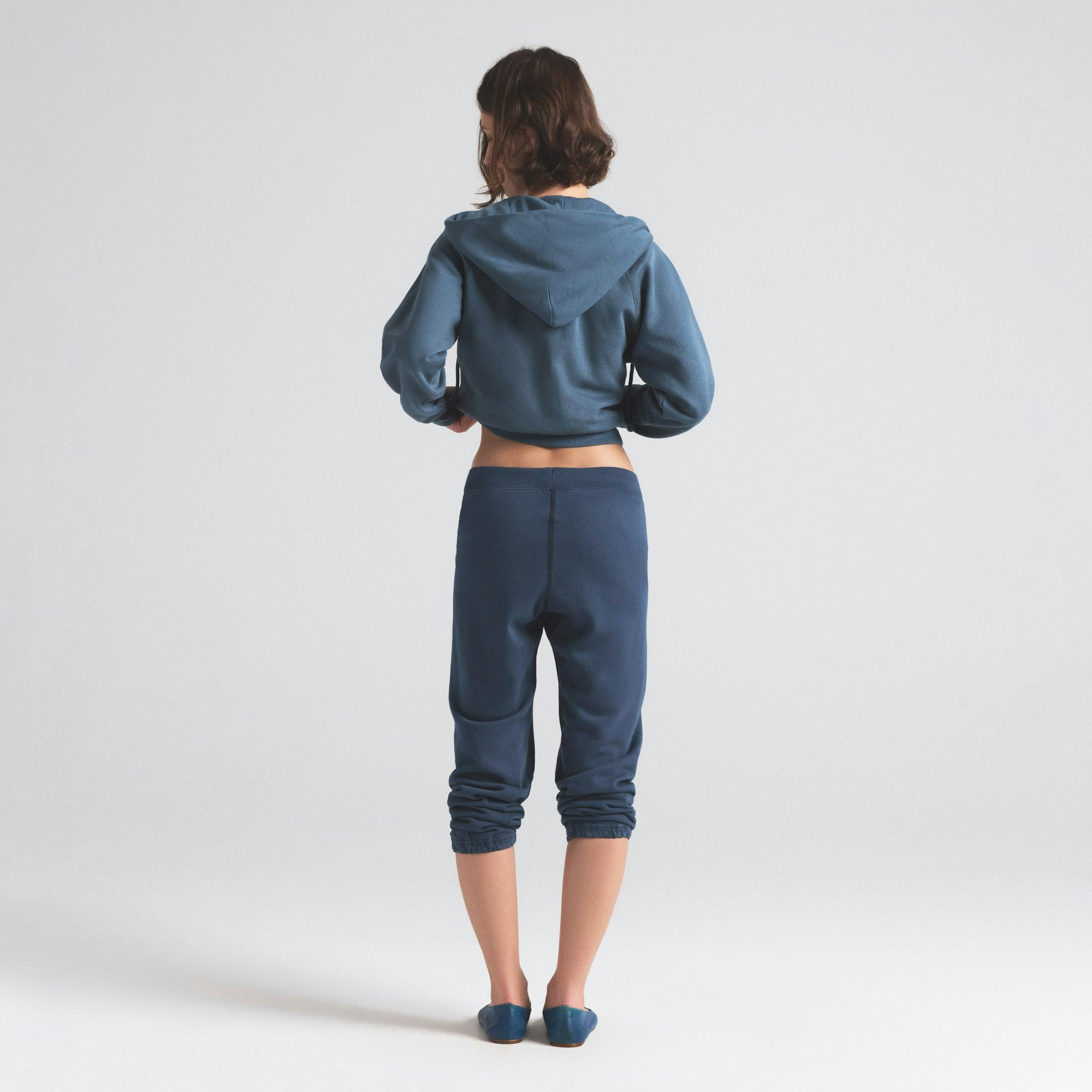 LIGHTWEIGHT FLEECE SHRUNKEN JOGGER | WASHED NAVY ON A MODEL SIDE VIEW | FOCUS: 0.0, 1.0, 0.9