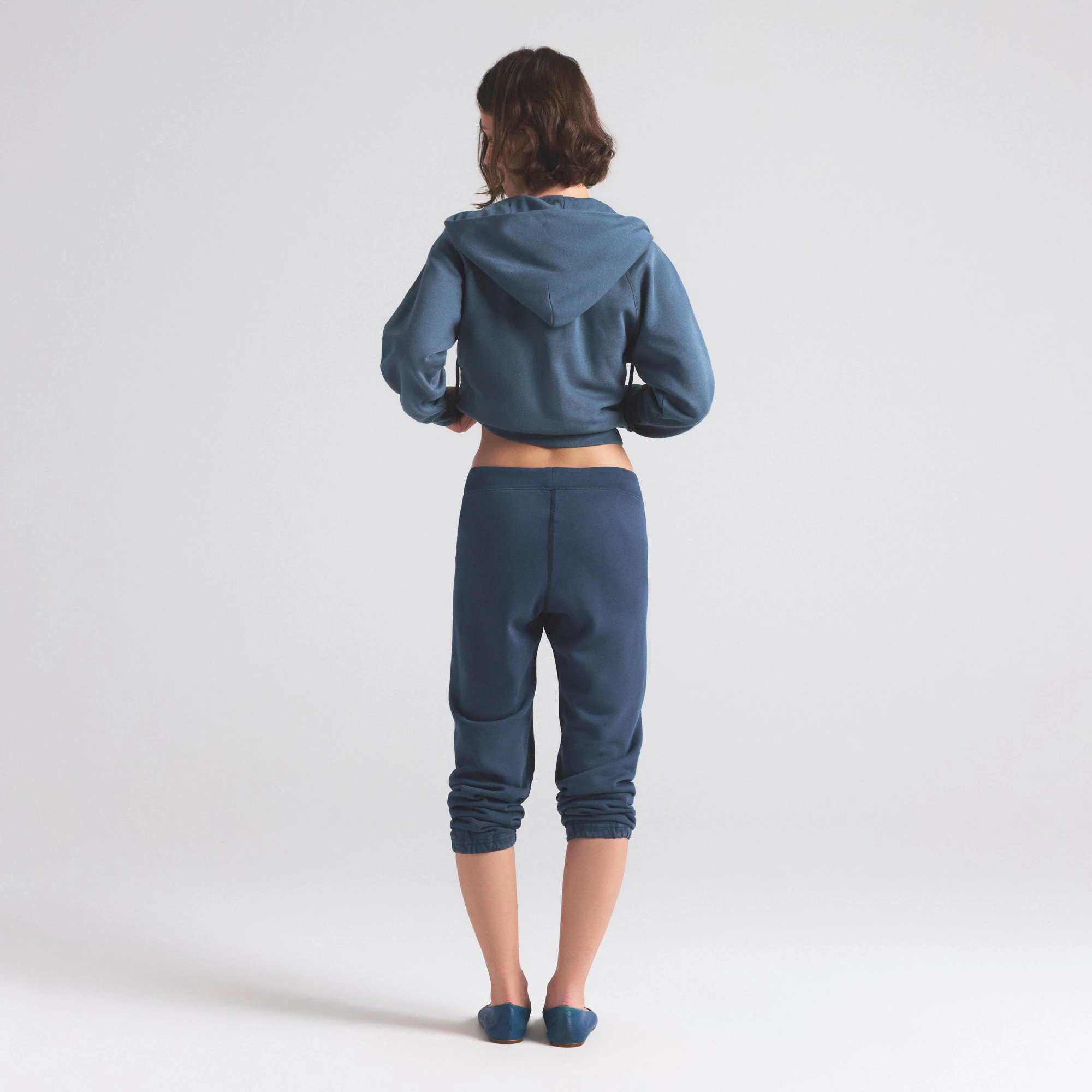 LIGHTWEIGHT FLEECE SHRUNKEN JOGGER | WASHED NAVY ON A MODEL SIDE VIEW | FOCUS: 0.0, 1.0, 0.9