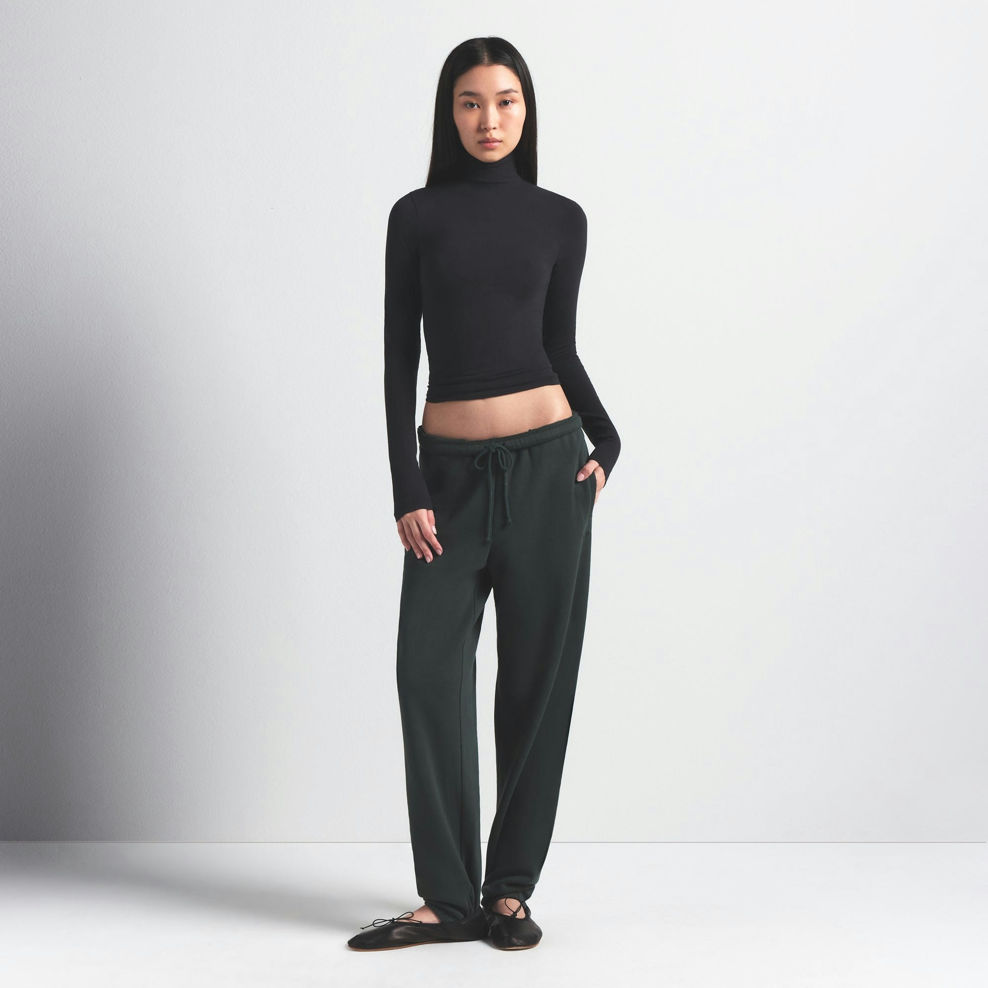 COTTON FLEECE CLASSIC JOGGER | SPRUCE ON A MODEL FRONT VIEW @ | FOCUS: 0.0, 1.0, 0.9