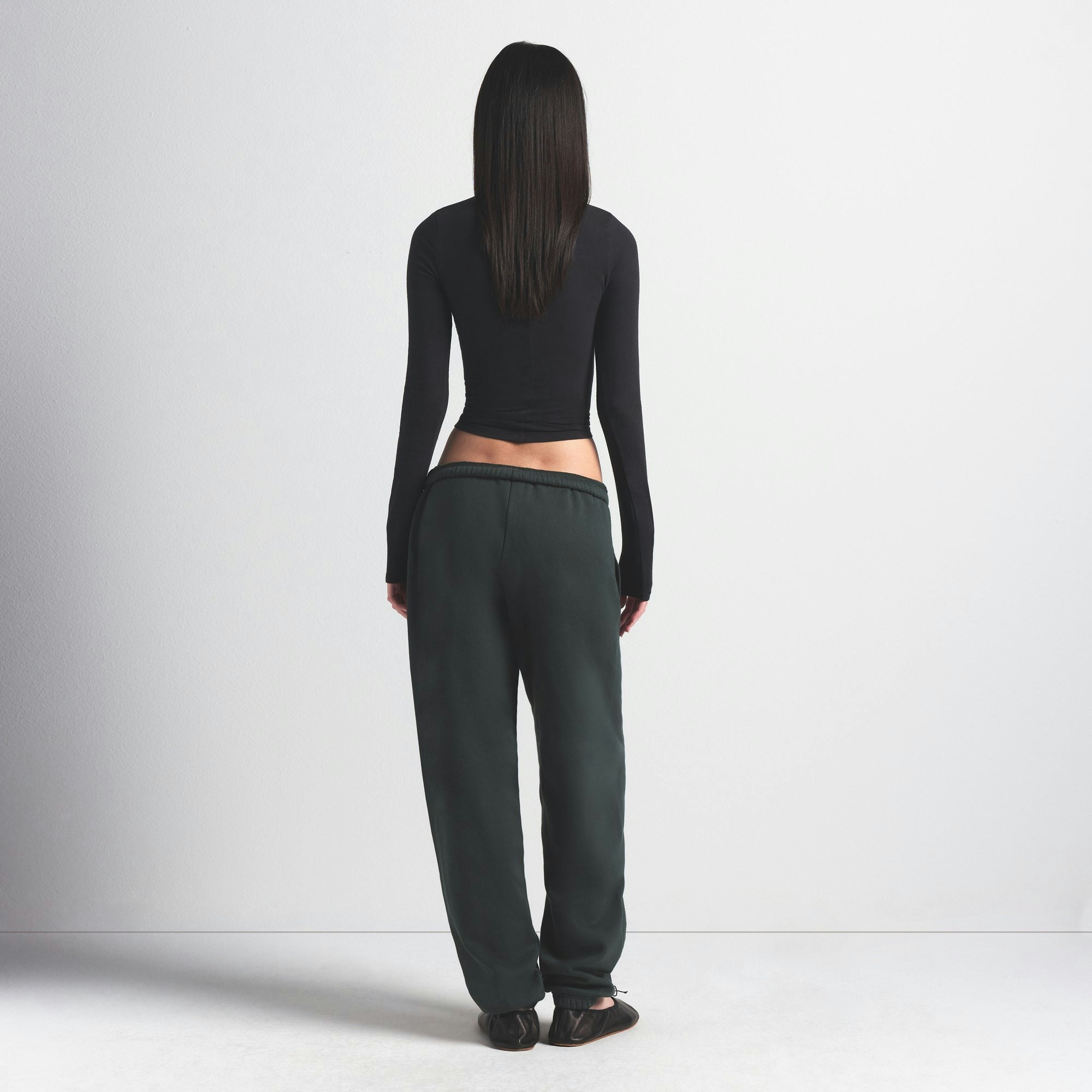 COTTON FLEECE CLASSIC JOGGER | SPRUCE ON A MODEL FRONT VIEW @ | FOCUS: 0.0, 1.0, 0.9