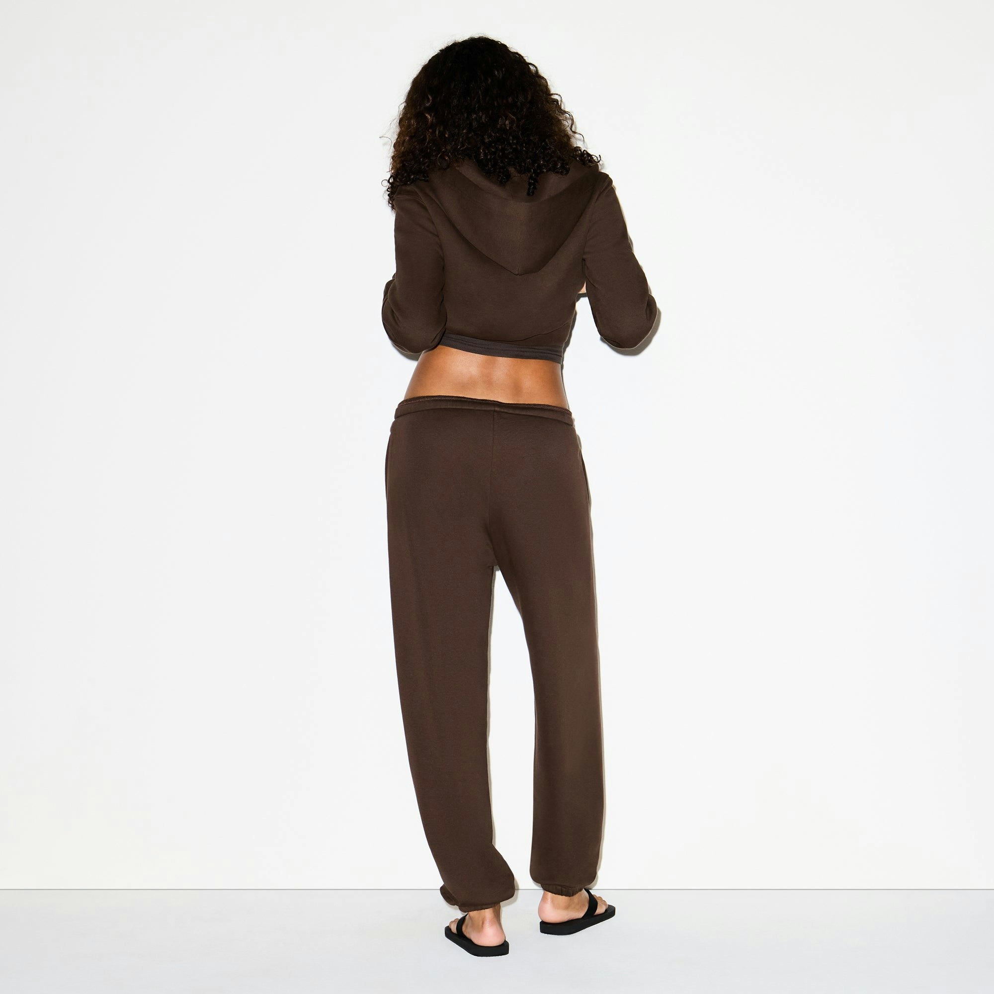 COTTON FLEECE CLASSIC JOGGER | DARK SEPIA ON A MODEL FRONT VIEW @ | FOCUS: 0.0, 1.0, 0.9